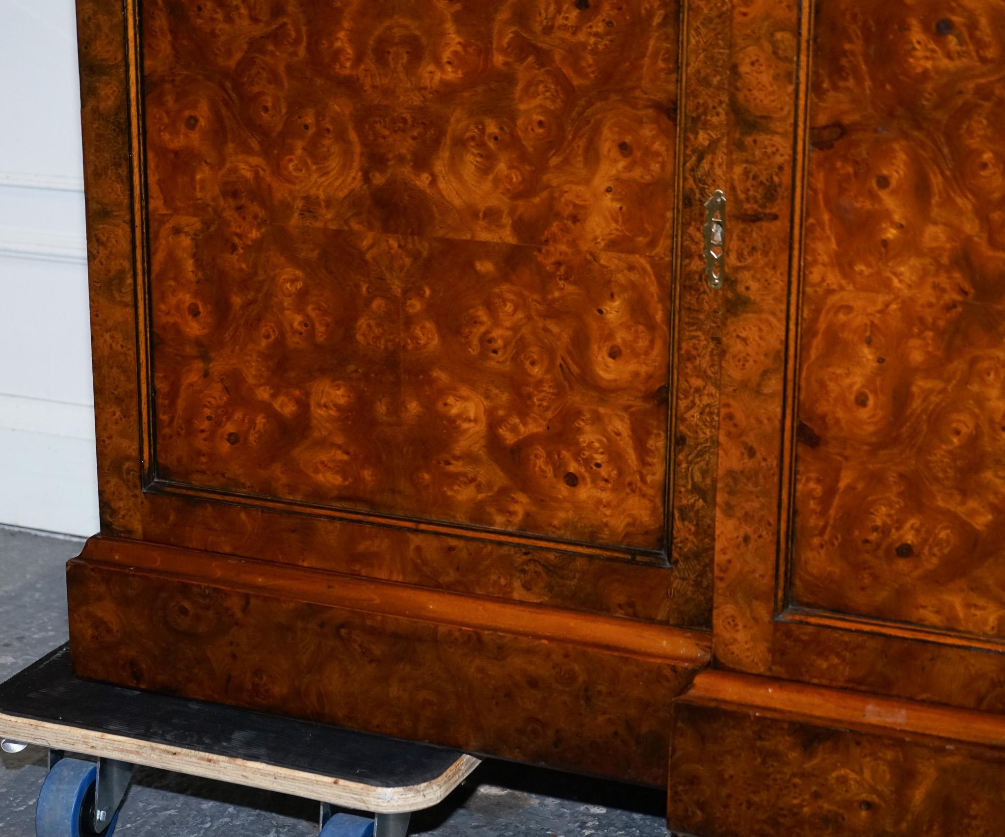 STUNNING LARGE GEORGIAN STYLE BURR WALNUT BREAKFRONT DISPLAY CABiNET BOOKCASE in vendita 4