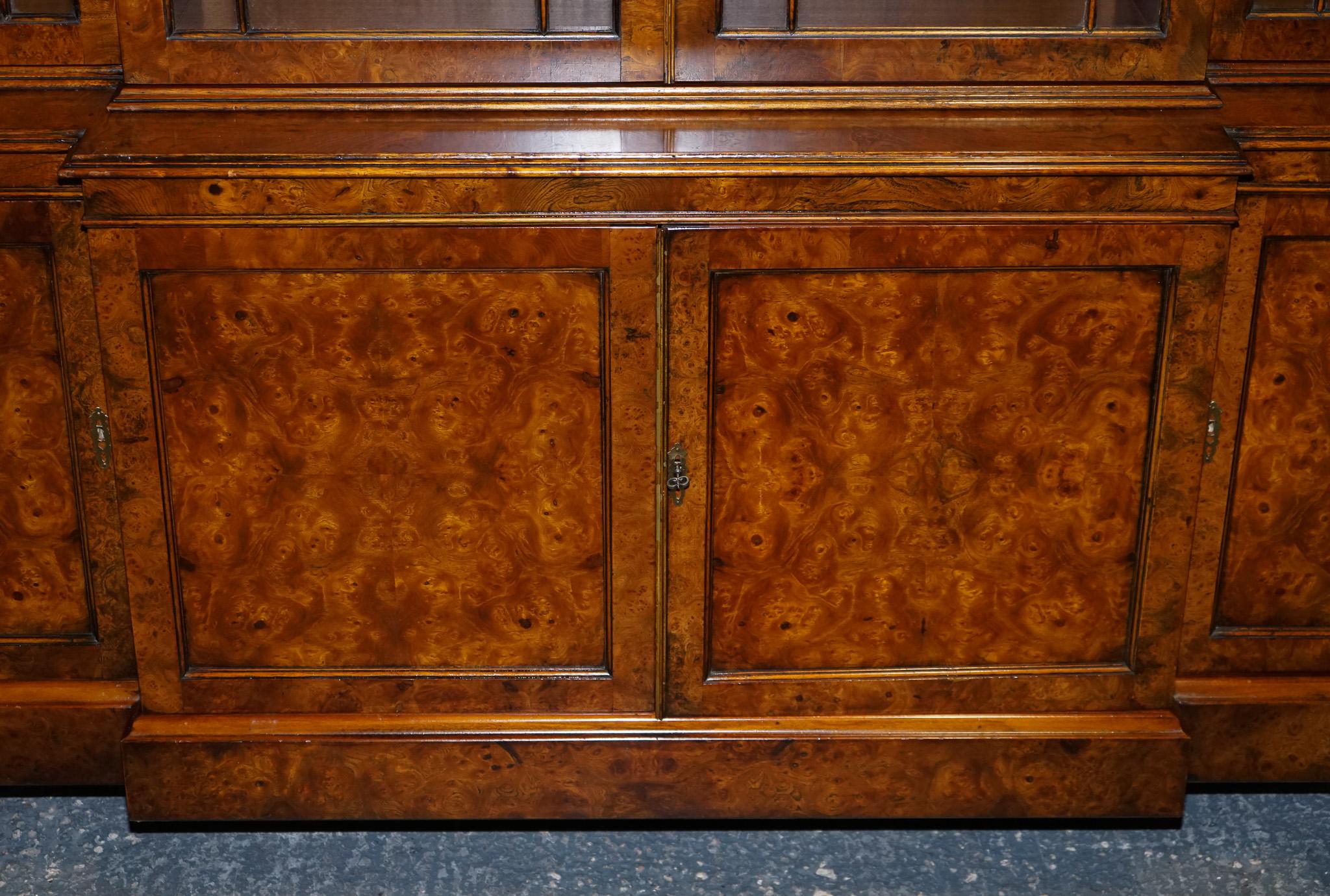 STUNNING LARGE GEORGIAN STYLE BURR WALNUT BREAKFRONT DISPLAY CABiNET BOOKCASE in vendita 6