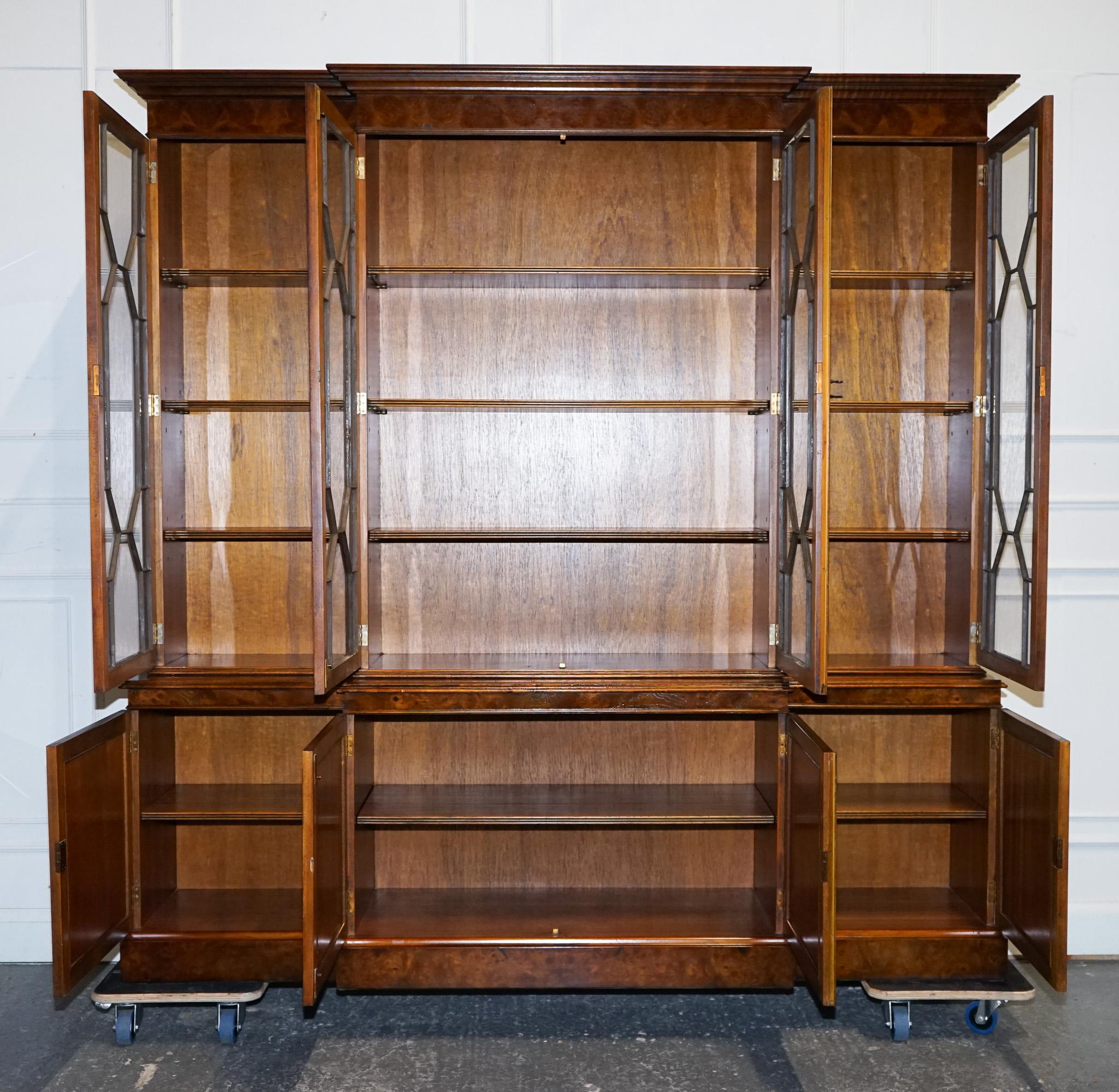 STUNNING LARGE GEORGIAN STYLE BURR WALNUT BREAKFRONT DISPLAY CABiNET BOOKCASE in vendita 7