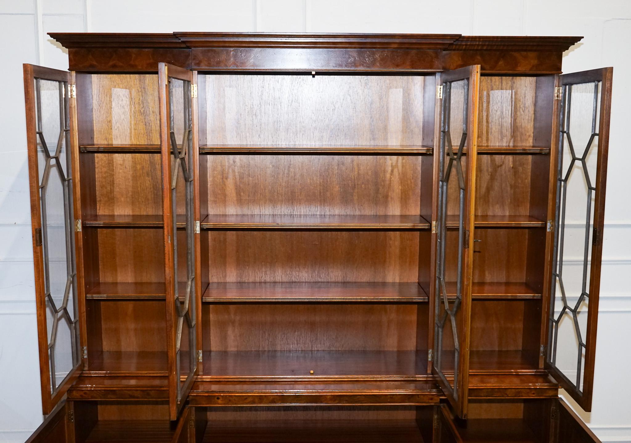 STUNNING LARGE GEORGIAN STYLE BURR WALNUT BREAKFRONT DISPLAY CABiNET BOOKCASE in vendita 8