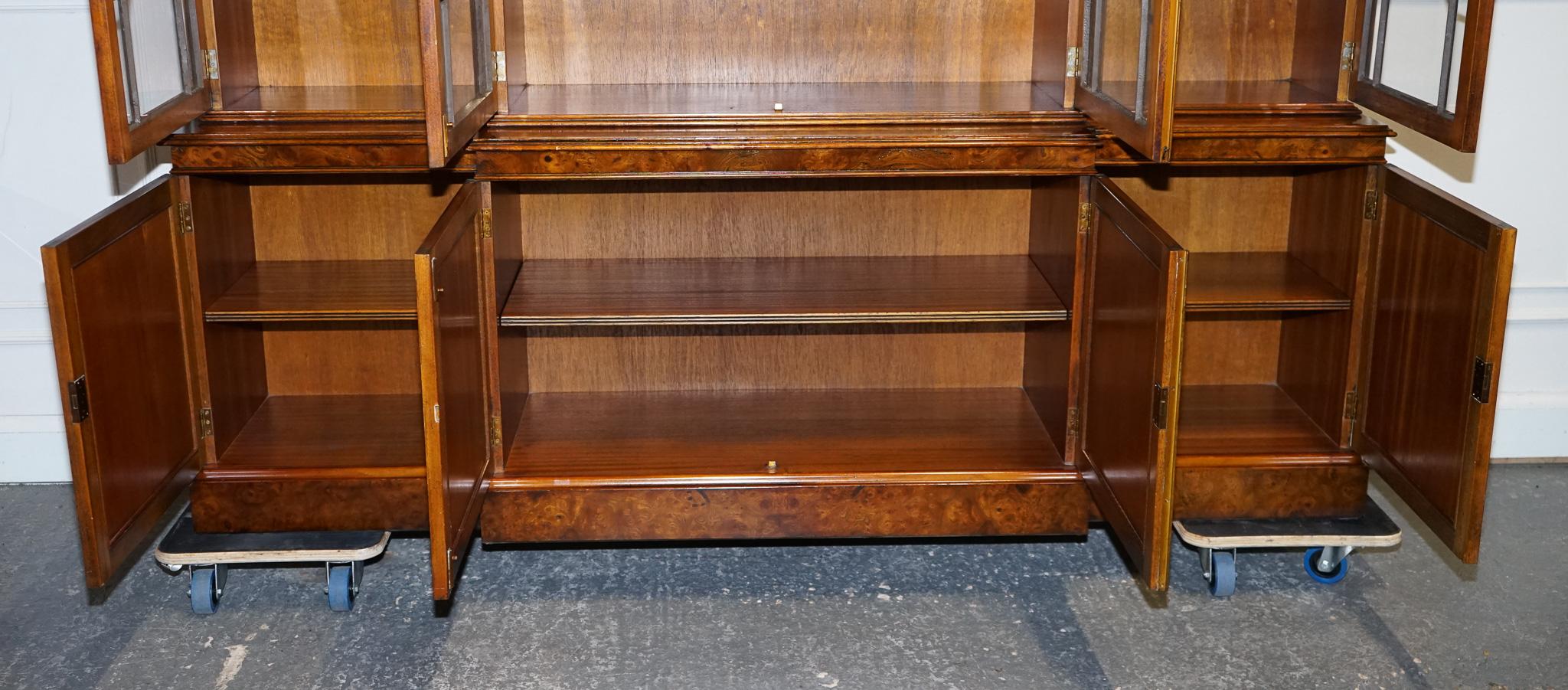 STUNNING LARGE GEORGIAN STYLE BURR WALNUT BREAKFRONT DISPLAY CABiNET BOOKCASE in vendita 9