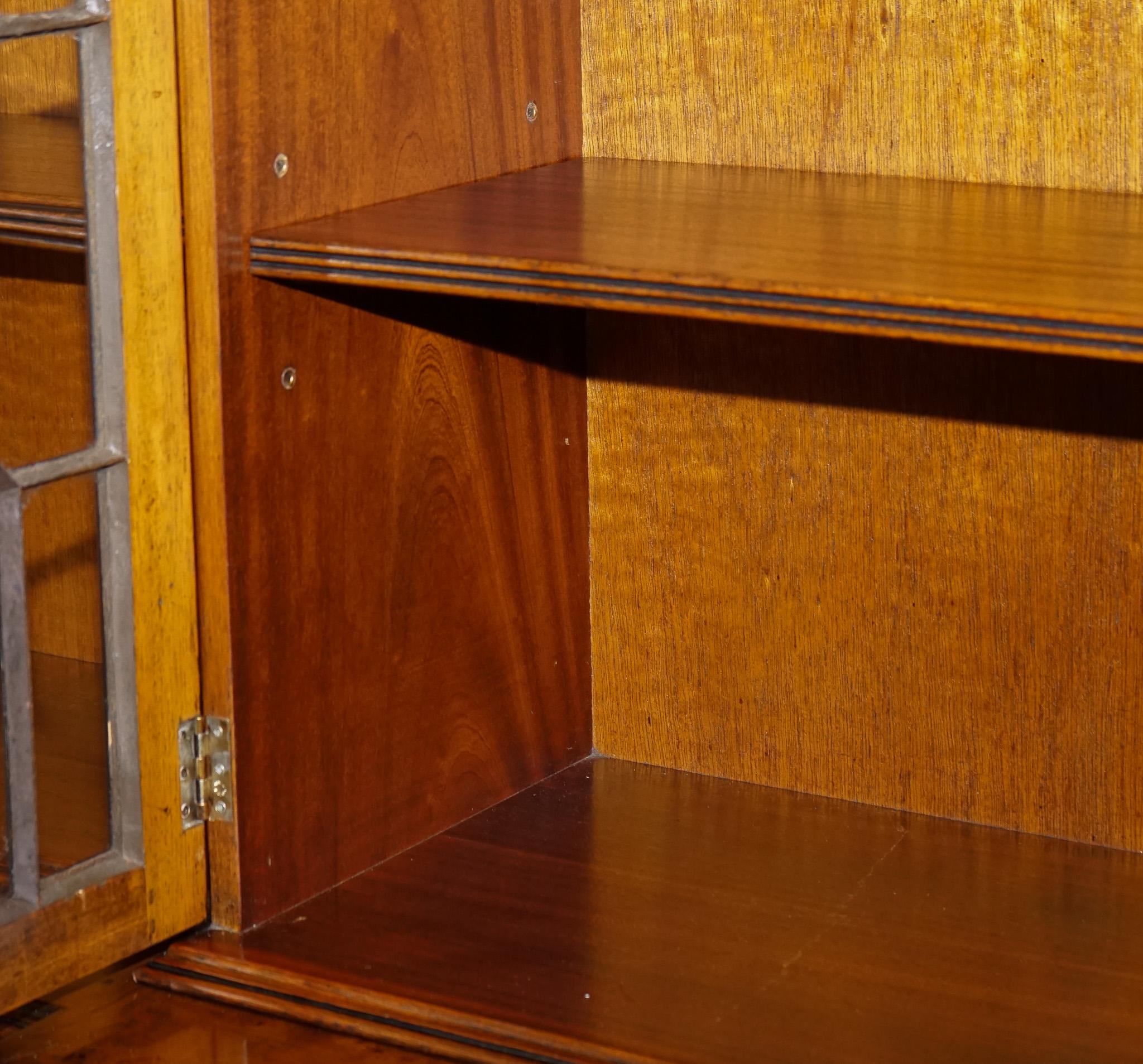 STUNNING LARGE GEORGIAN STYLE BURR WALNUT BREAKFRONT DISPLAY CABiNET BOOKCASE in vendita 10