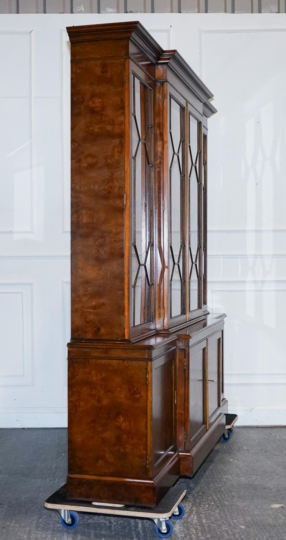 STUNNING LARGE GEORGIAN STYLE BURR WALNUT BREAKFRONT DISPLAY CABiNET BOOKCASE in vendita 11