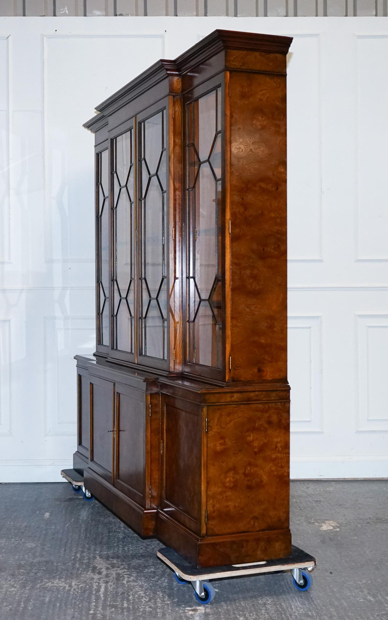 STUNNING LARGE GEORGIAN STYLE BURR WALNUT BREAKFRONT DISPLAY CABiNET BOOKCASE in vendita 12