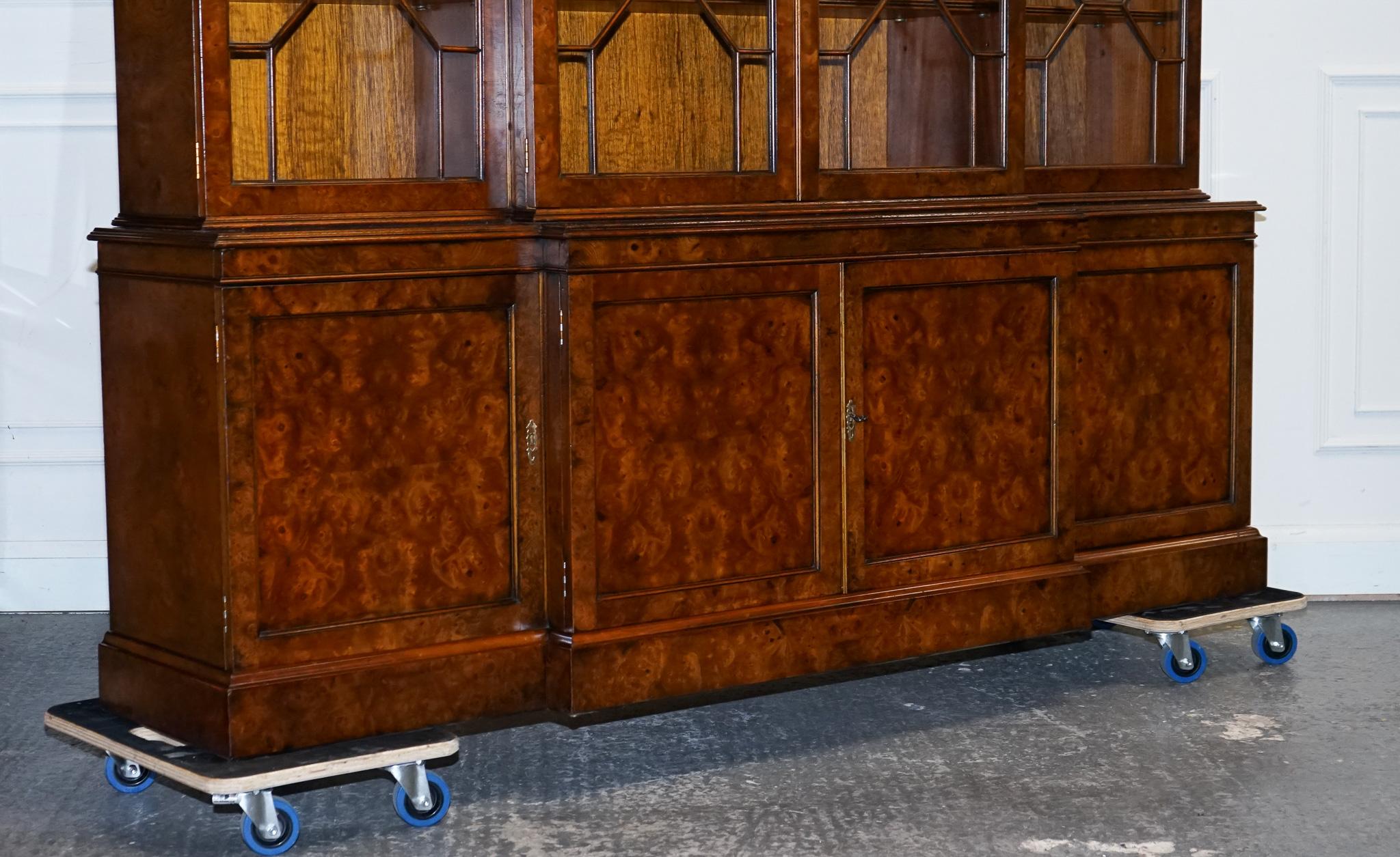 Britannico STUNNING LARGE GEORGIAN STYLE BURR WALNUT BREAKFRONT DISPLAY CABiNET BOOKCASE in vendita