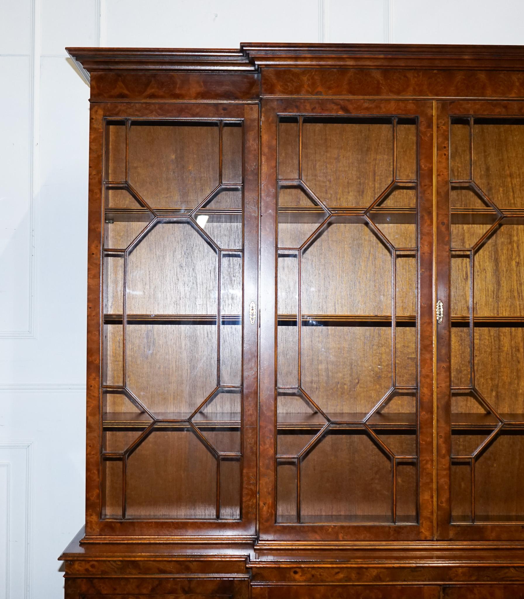 STUNNING LARGE GEORGIAN STYLE BURR WALNUT BREAKFRONT DISPLAY CABiNET BOOKCASE In condizioni buone in vendita a Pulborough, GB
