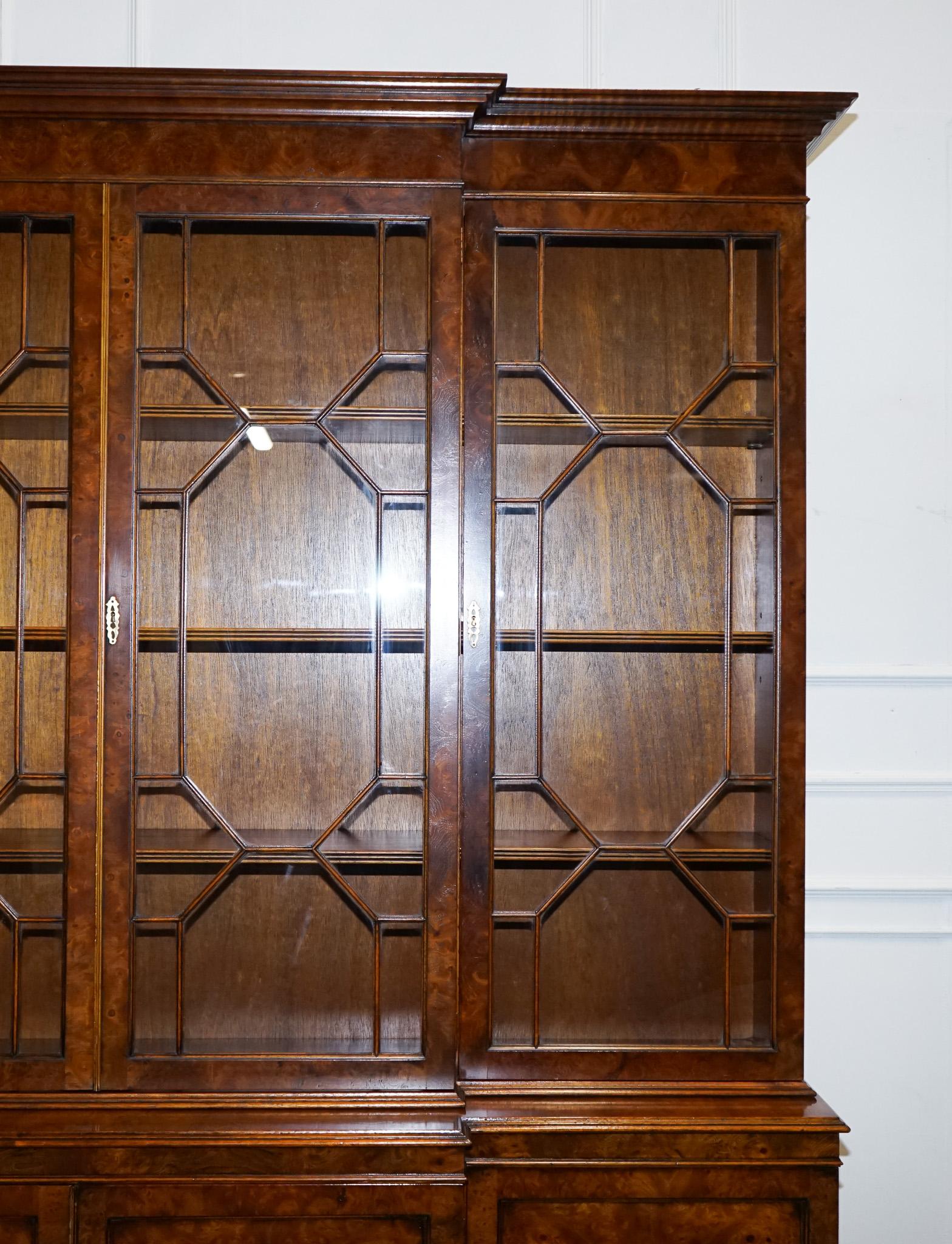 XX secolo STUNNING LARGE GEORGIAN STYLE BURR WALNUT BREAKFRONT DISPLAY CABiNET BOOKCASE in vendita