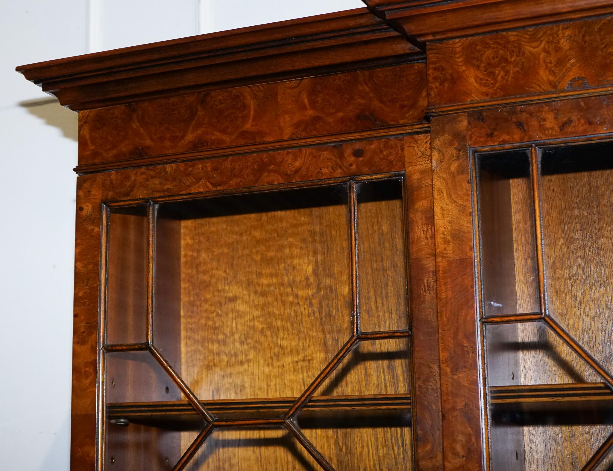 Noce STUNNING LARGE GEORGIAN STYLE BURR WALNUT BREAKFRONT DISPLAY CABiNET BOOKCASE in vendita
