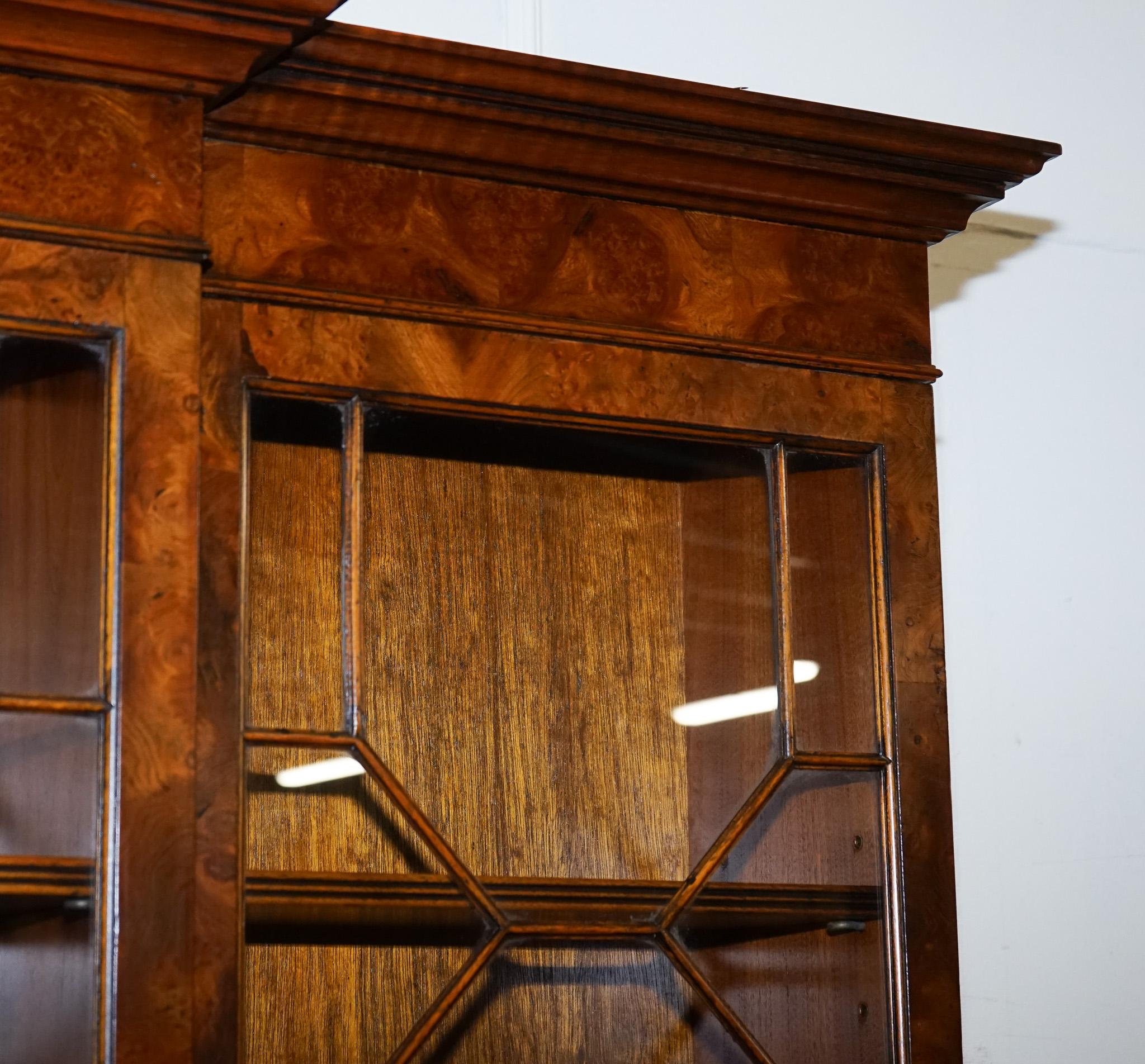 STUNNING LARGE GEORGIAN STYLE BURR WALNUT BREAKFRONT DISPLAY CABiNET BOOKCASE in vendita 1