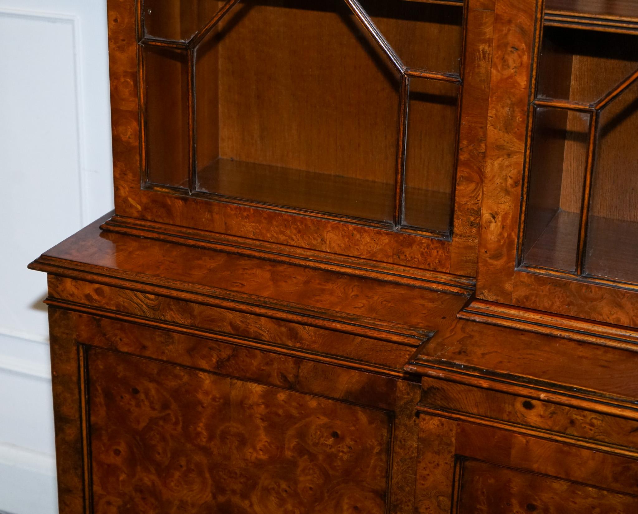 STUNNING LARGE GEORGIAN STYLE BURR WALNUT BREAKFRONT DISPLAY CABiNET BOOKCASE in vendita 2