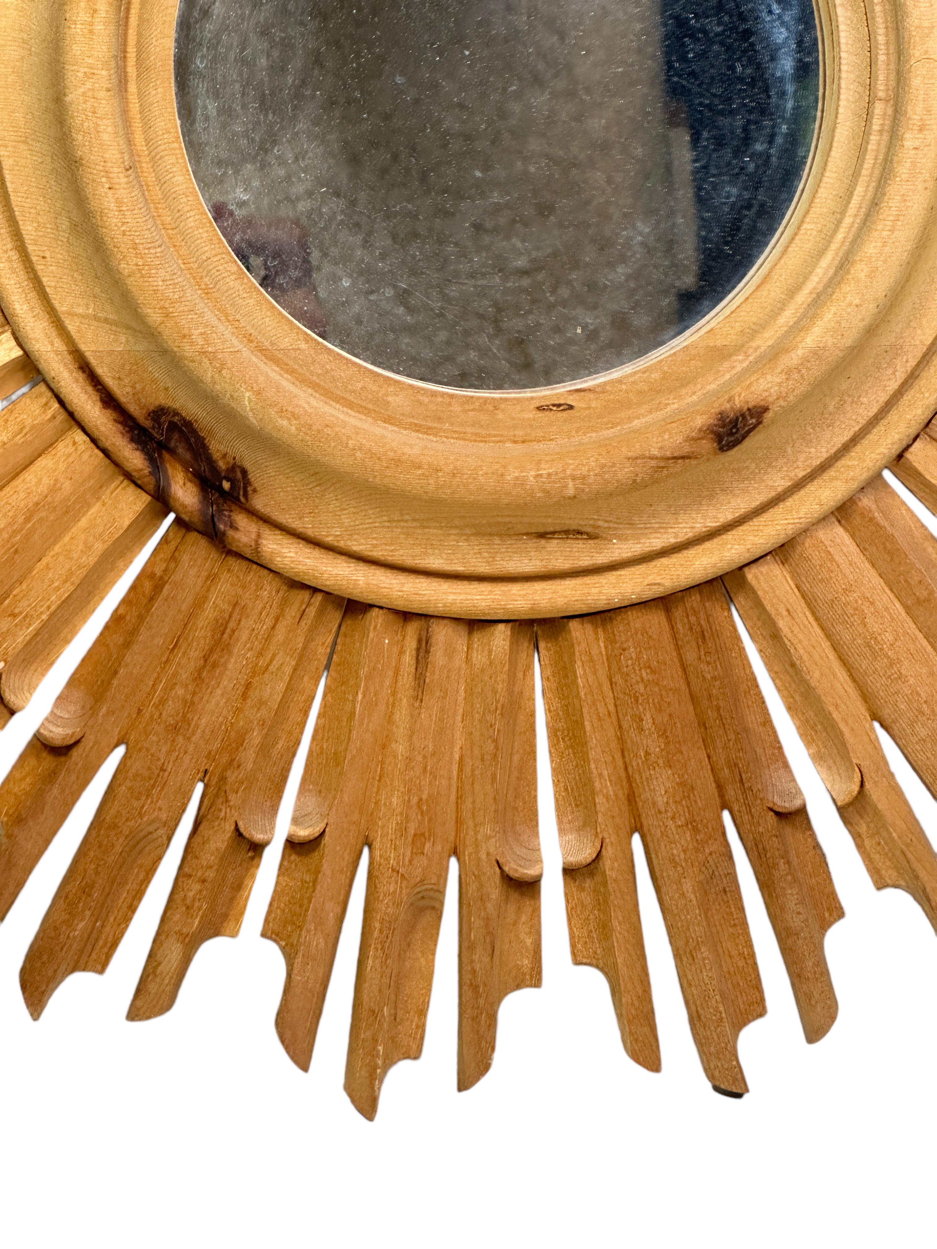 Milieu du XXe siècle Superbe grand miroir allemand en bois à éclats de soleil, vers les années 1960. en vente