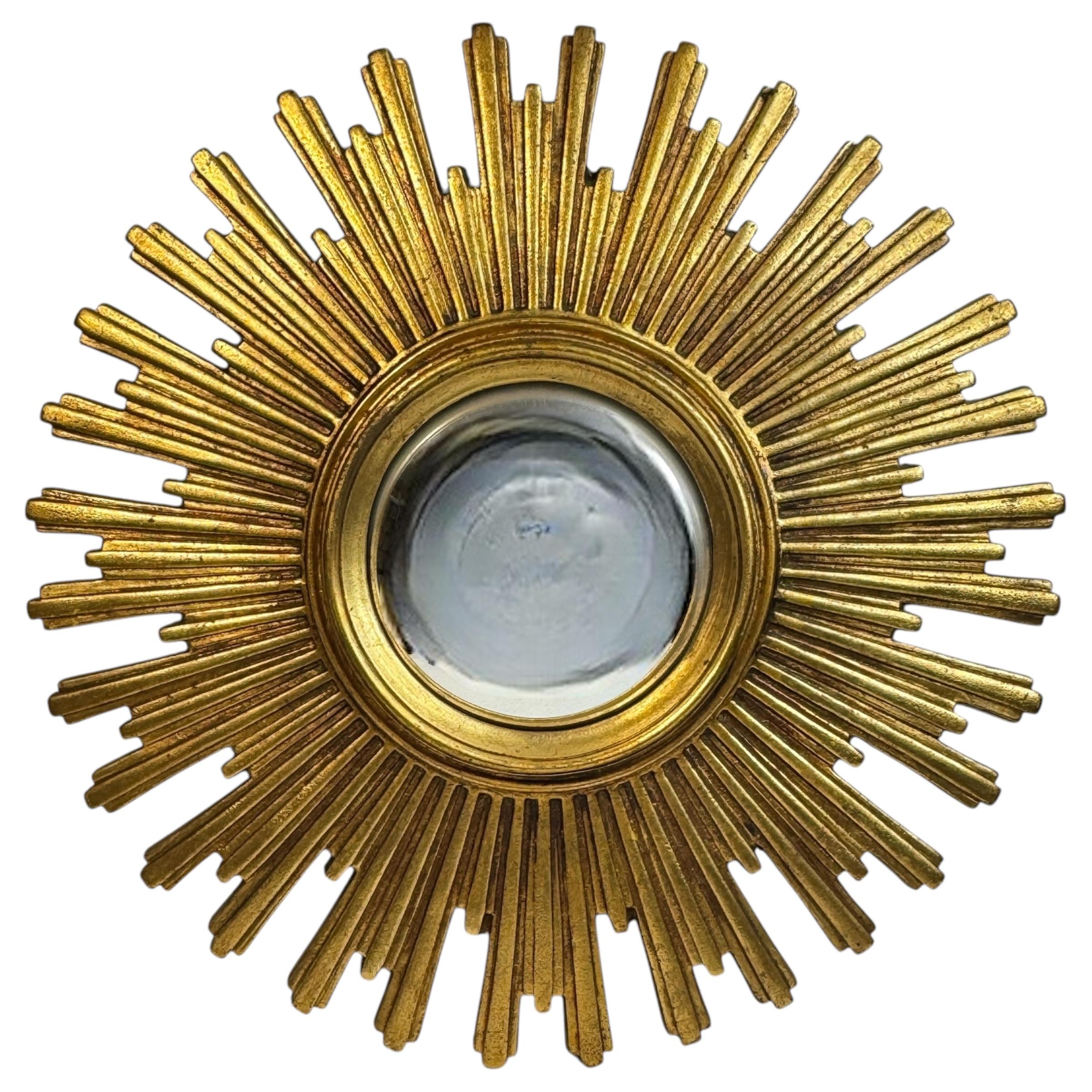 Uno splendido e straordinario specchio convesso a raggiera con effetto starburst. Realizzato in resina dorata. Nessuna scheggiatura, nessuna crepa, nessuna riparazione. Misura circa 20,75