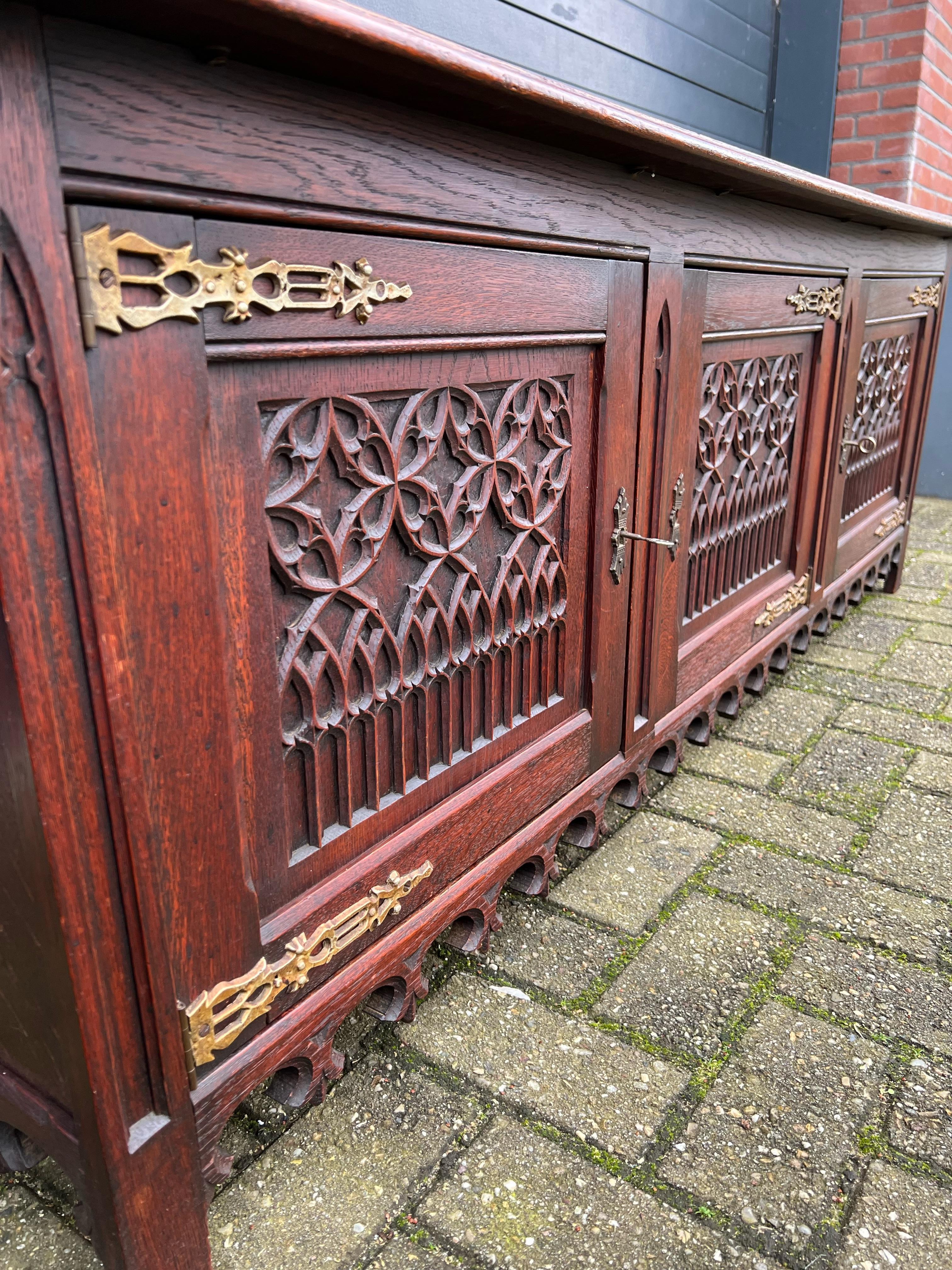 Atemberaubender und großer Bücherregal / Fernsehschrank aus handgeschnitzter Eiche im gotischen Stil im Zustand „Gut“ im Angebot in Lisse, NL