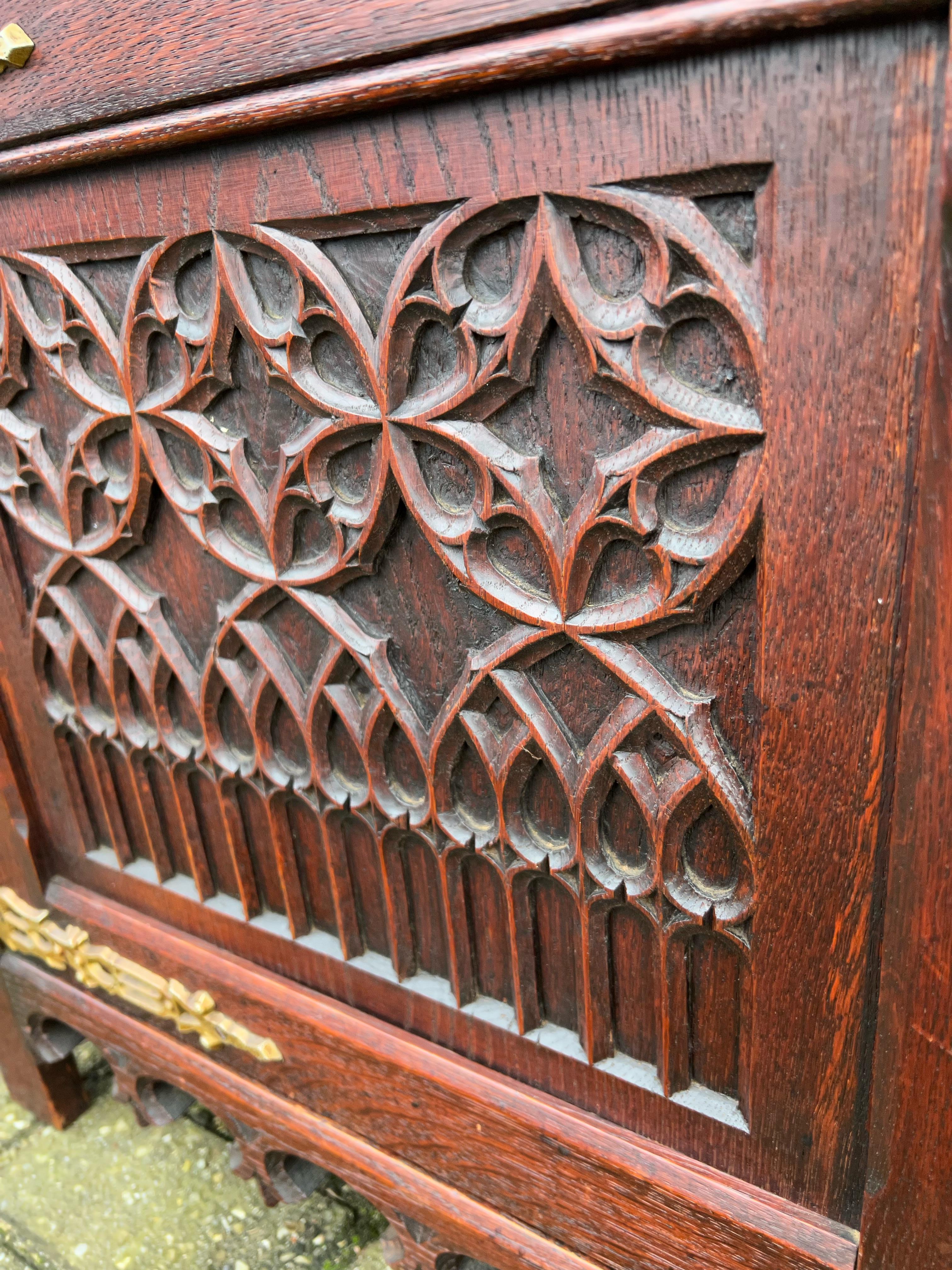 Stunning & Large Gothic Revival Hand Carved Oak Bookcase / Television Cabinet In Good Condition For Sale In Lisse, NL
