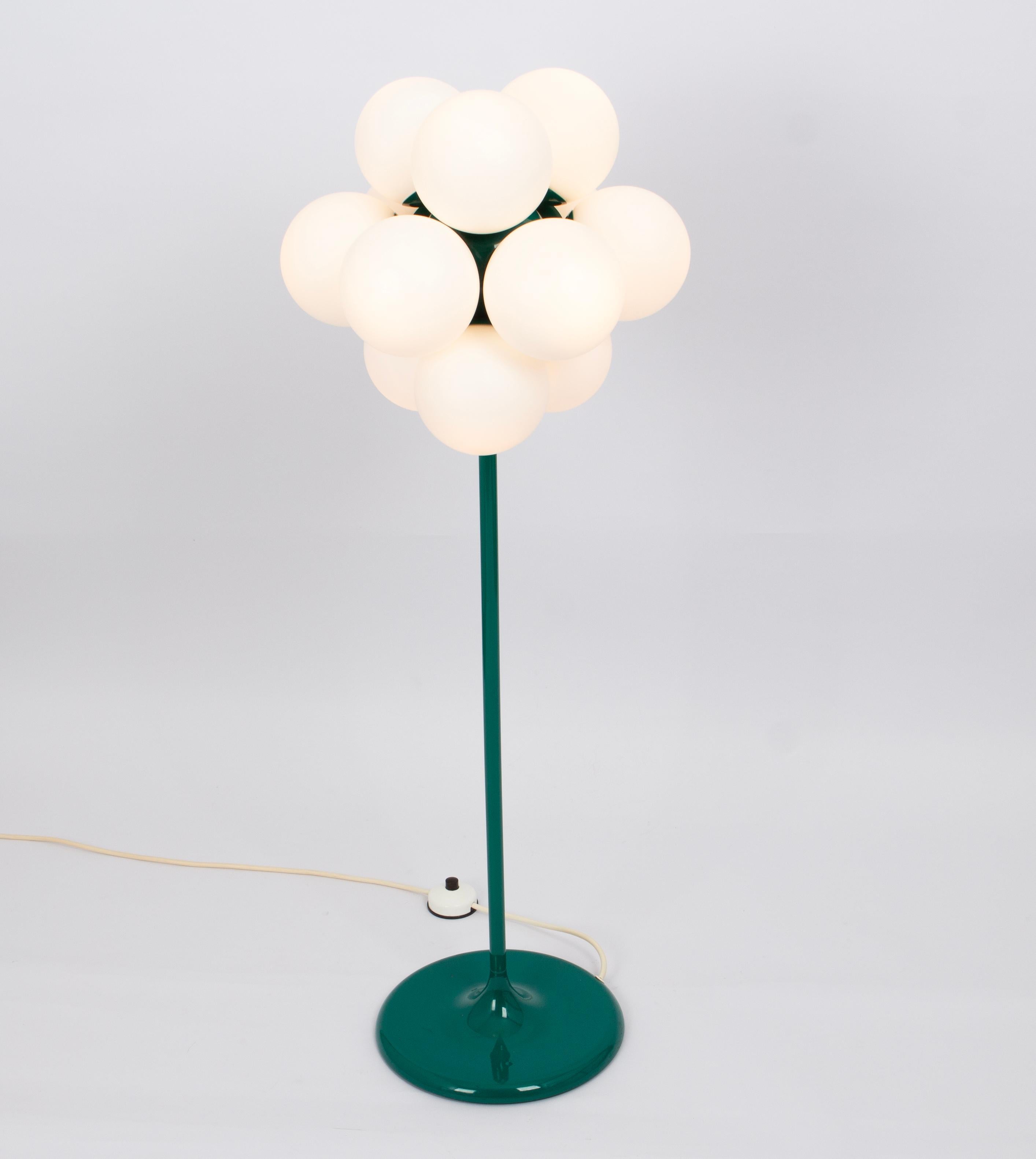 Atemberaubende große grüne Stehlampe von Kaiser, Deutschland, 1970er Jahre (Moderne der Mitte des Jahrhunderts) im Angebot