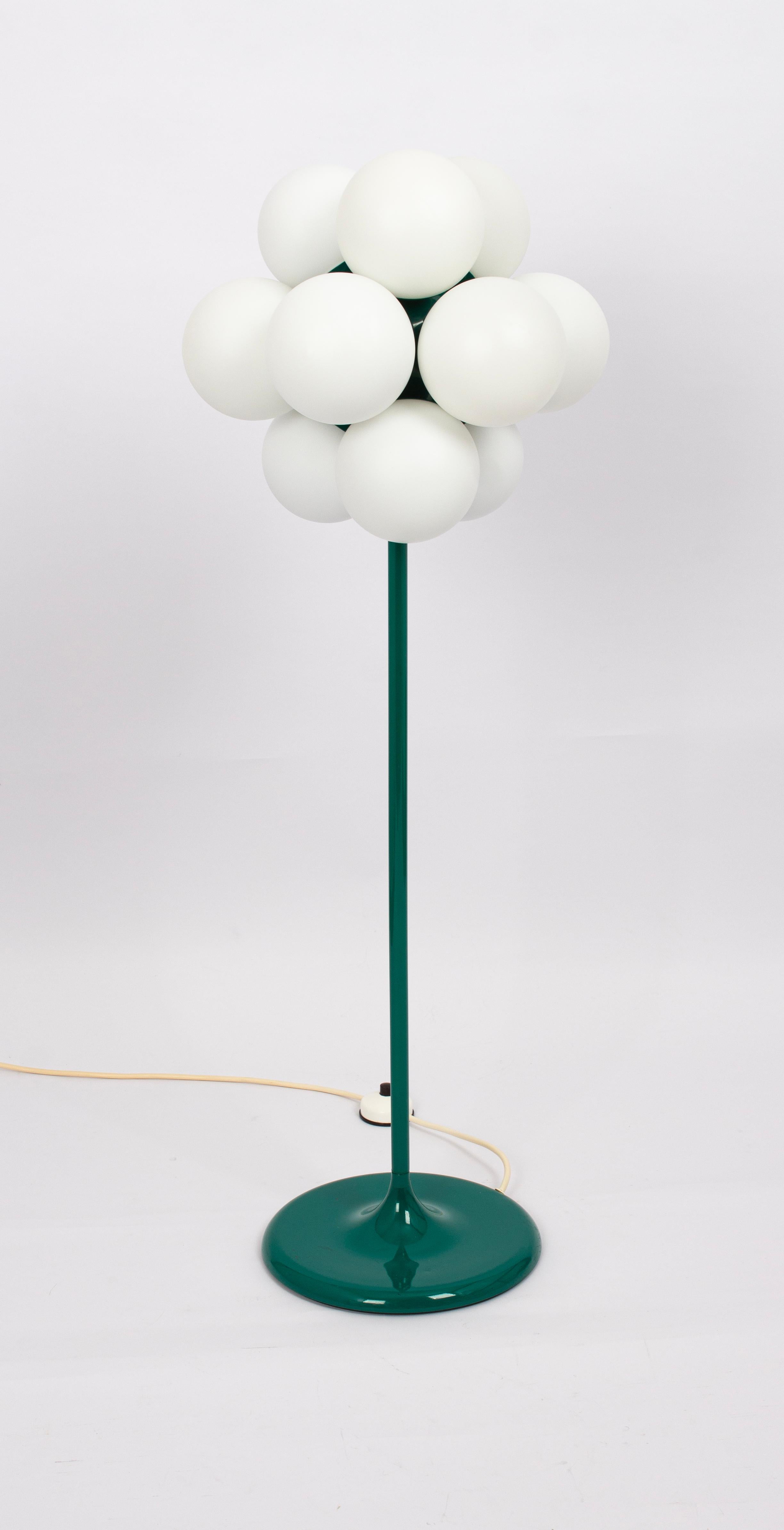 Atemberaubende große grüne Stehlampe von Kaiser, Deutschland, 1970er Jahre im Zustand „Gut“ im Angebot in Aachen, NRW