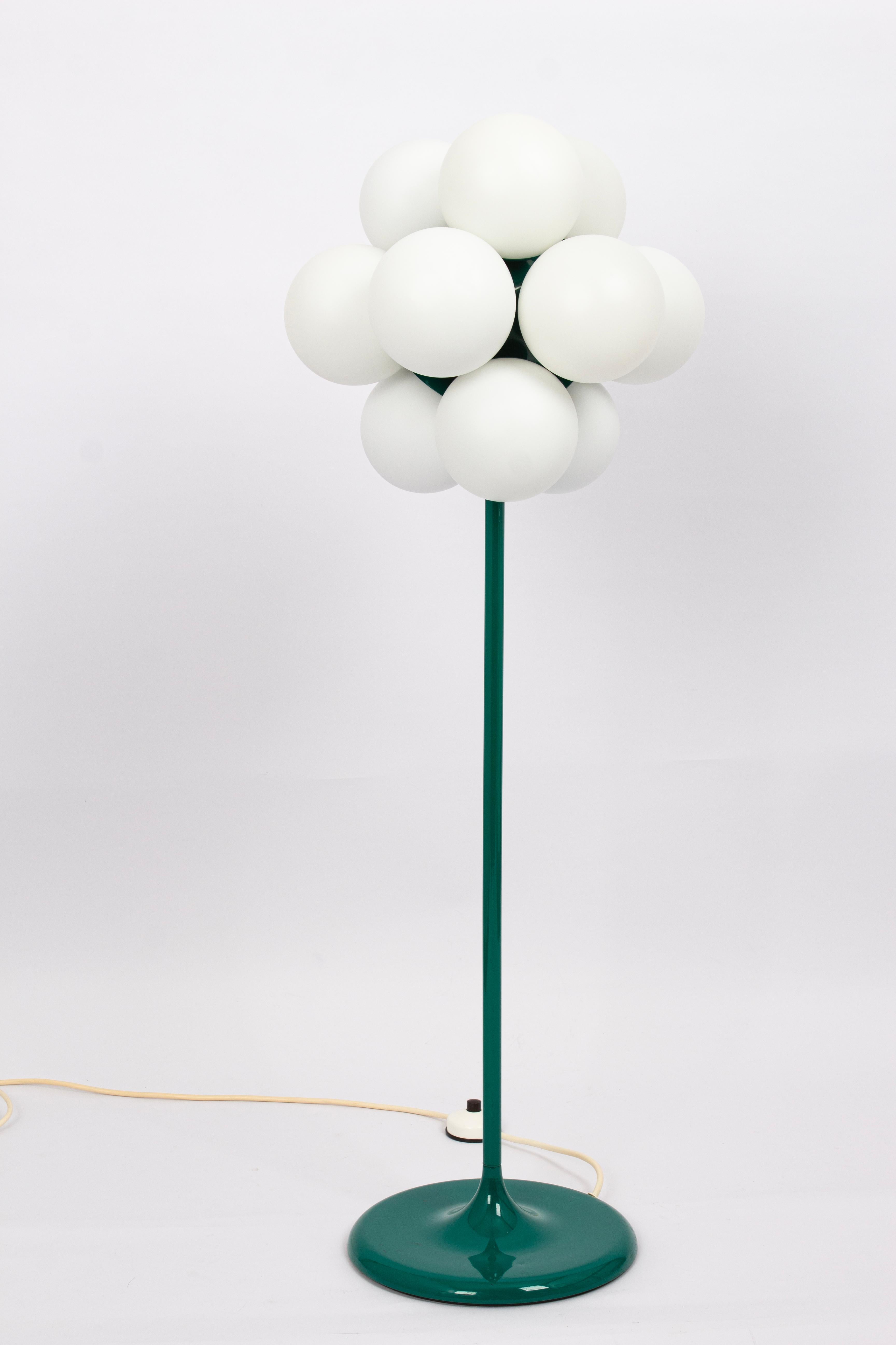 Atemberaubende große grüne Stehlampe von Kaiser, Deutschland, 1970er Jahre (Ende des 20. Jahrhunderts) im Angebot