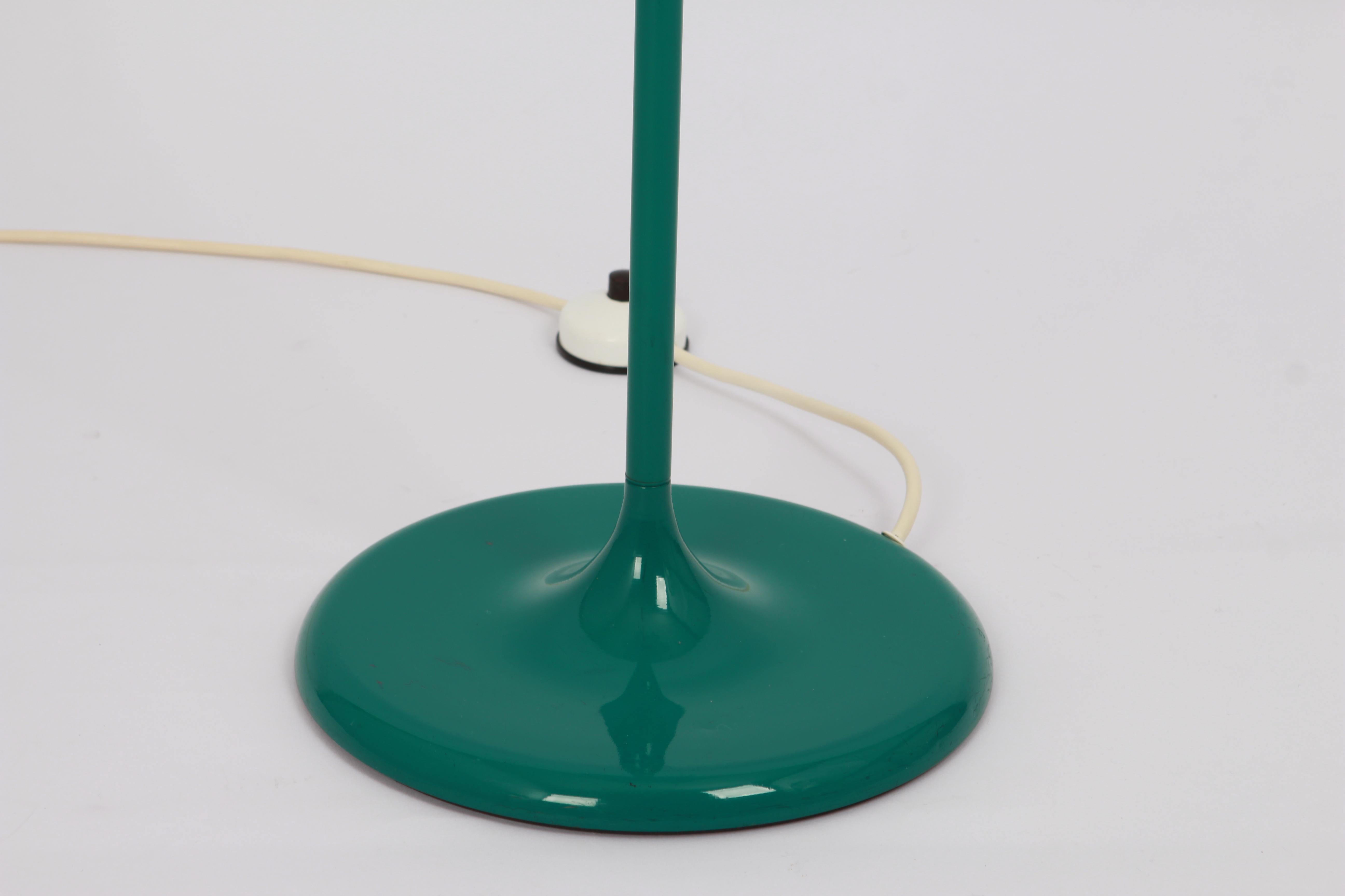 Atemberaubende große grüne Stehlampe von Kaiser, Deutschland, 1970er Jahre (Opal) im Angebot
