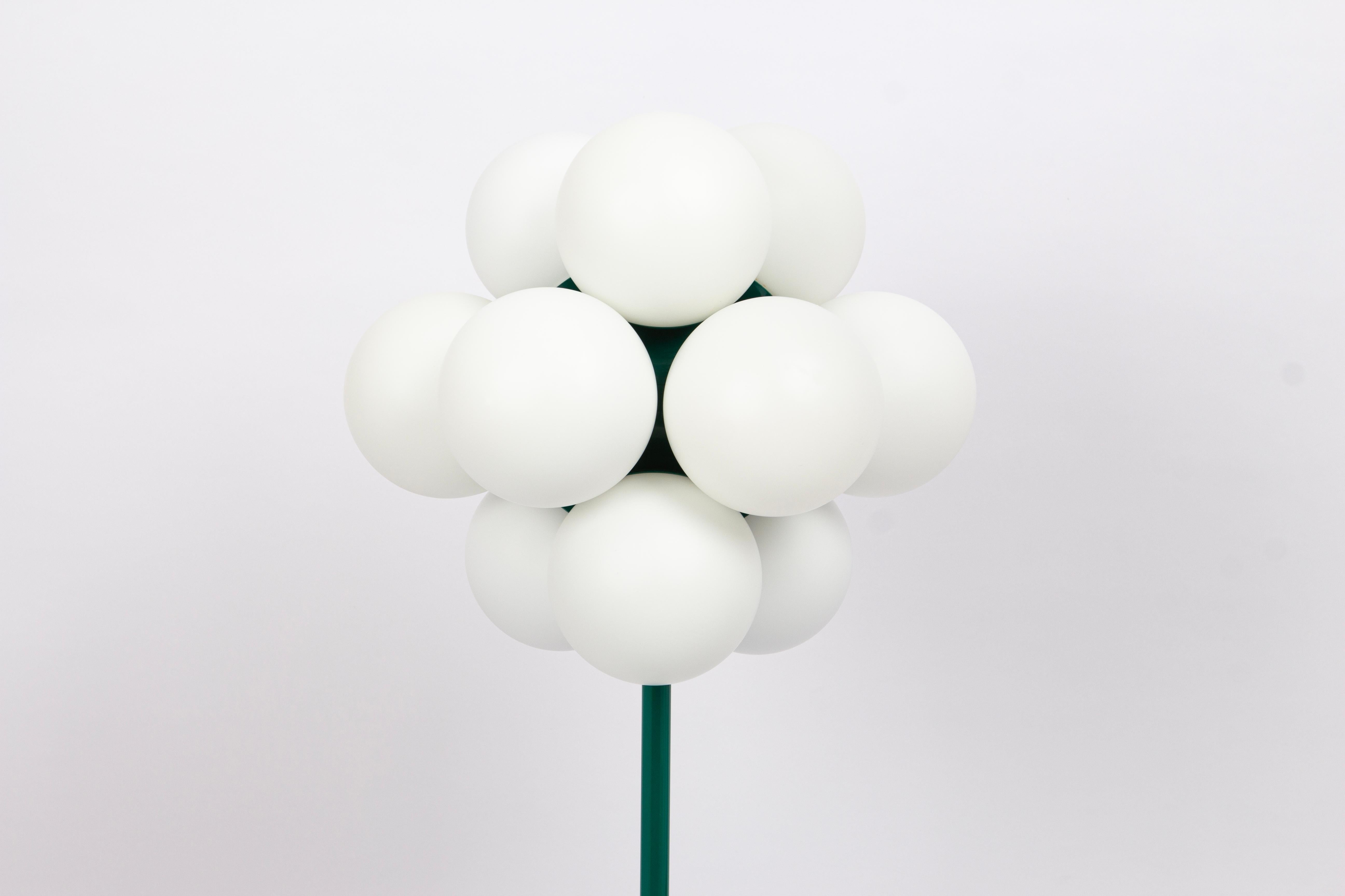 Atemberaubende große grüne Stehlampe von Kaiser, Deutschland, 1970er Jahre im Angebot 1
