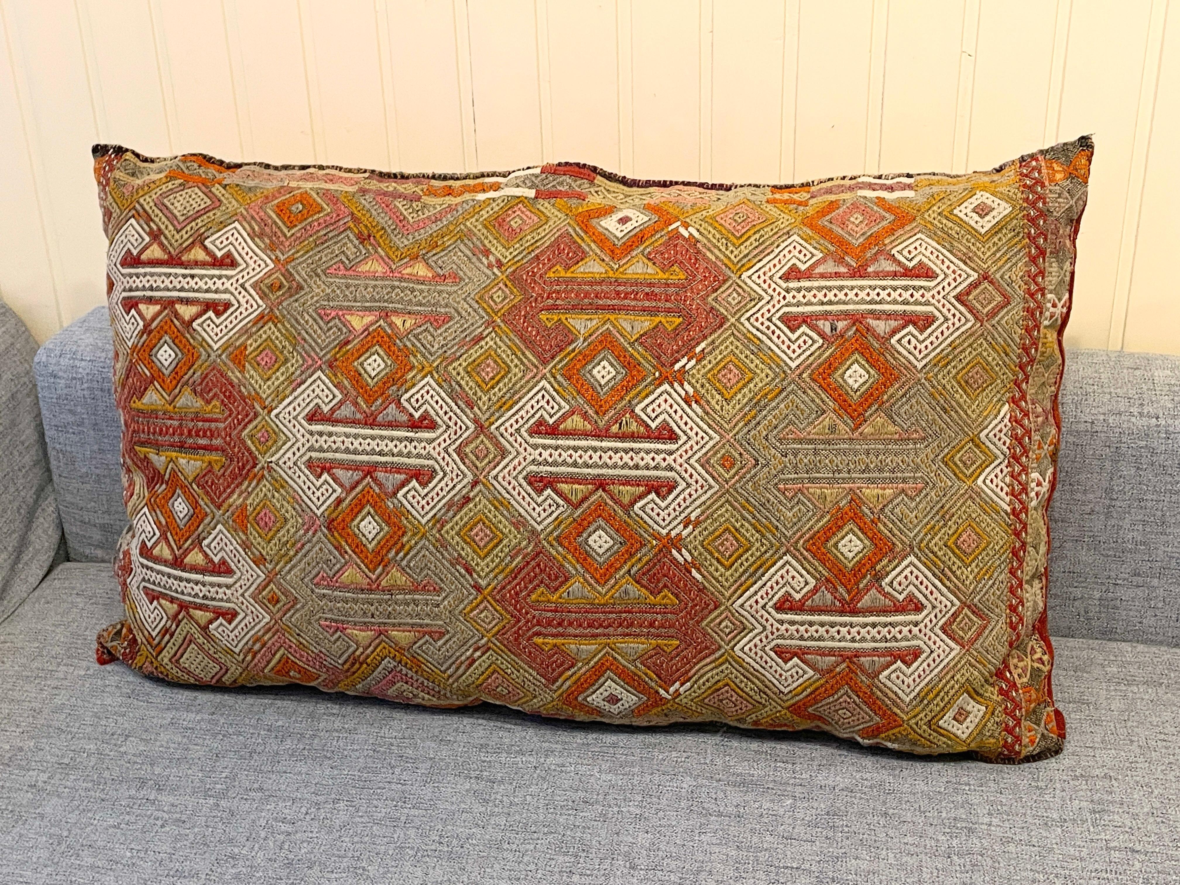 Magnifique coussin oriental ou coussin de siège. Fabrication à la main d'un sac à sel en laine ou d'un tapis oriental. Un bel objet à poser sur votre canapé en cuir ou sur un banc.