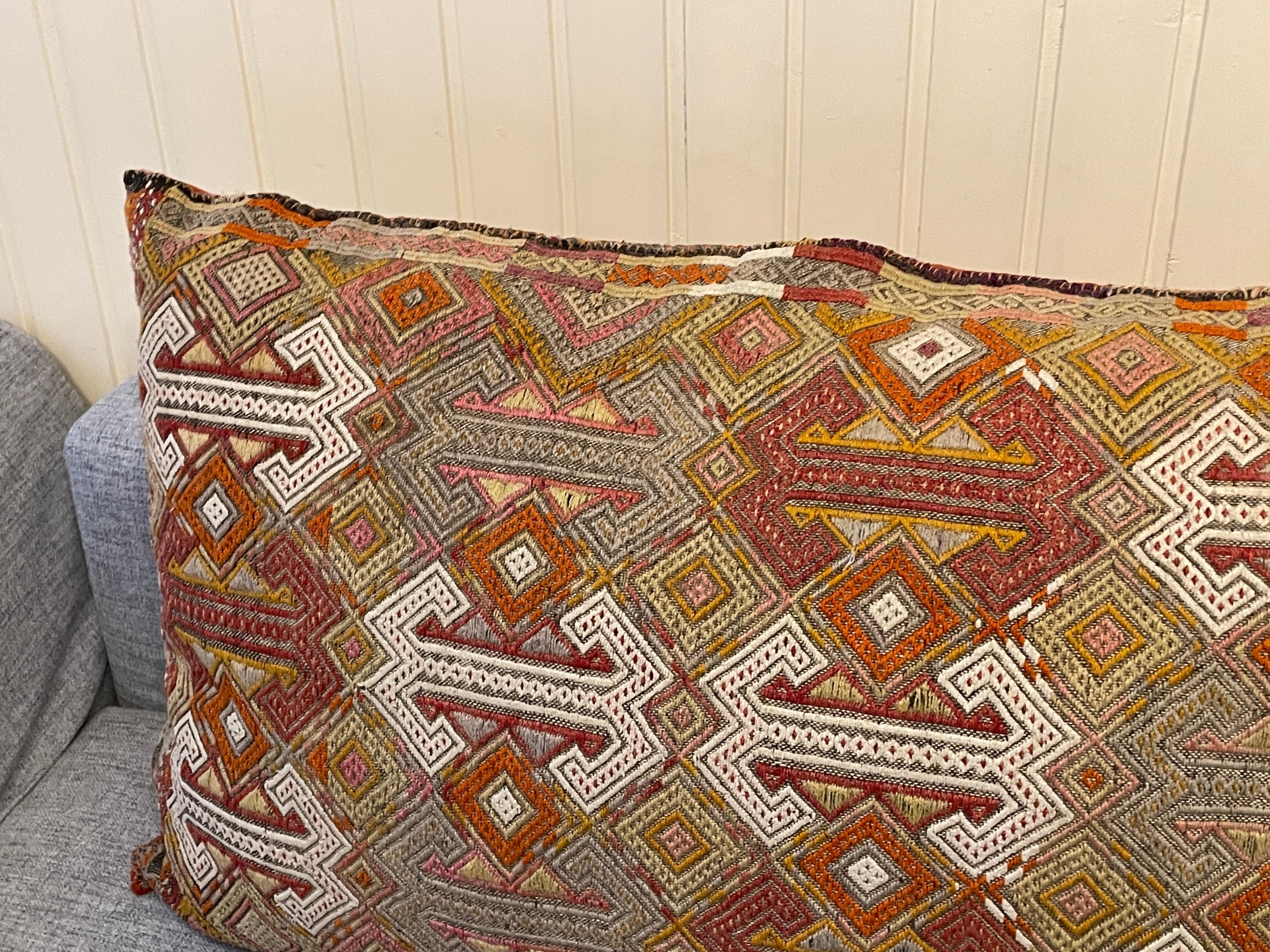 Milieu du XXe siècle Superbe grand coussin brodé de tapis ou sac à sel turc oriental gitan en vente