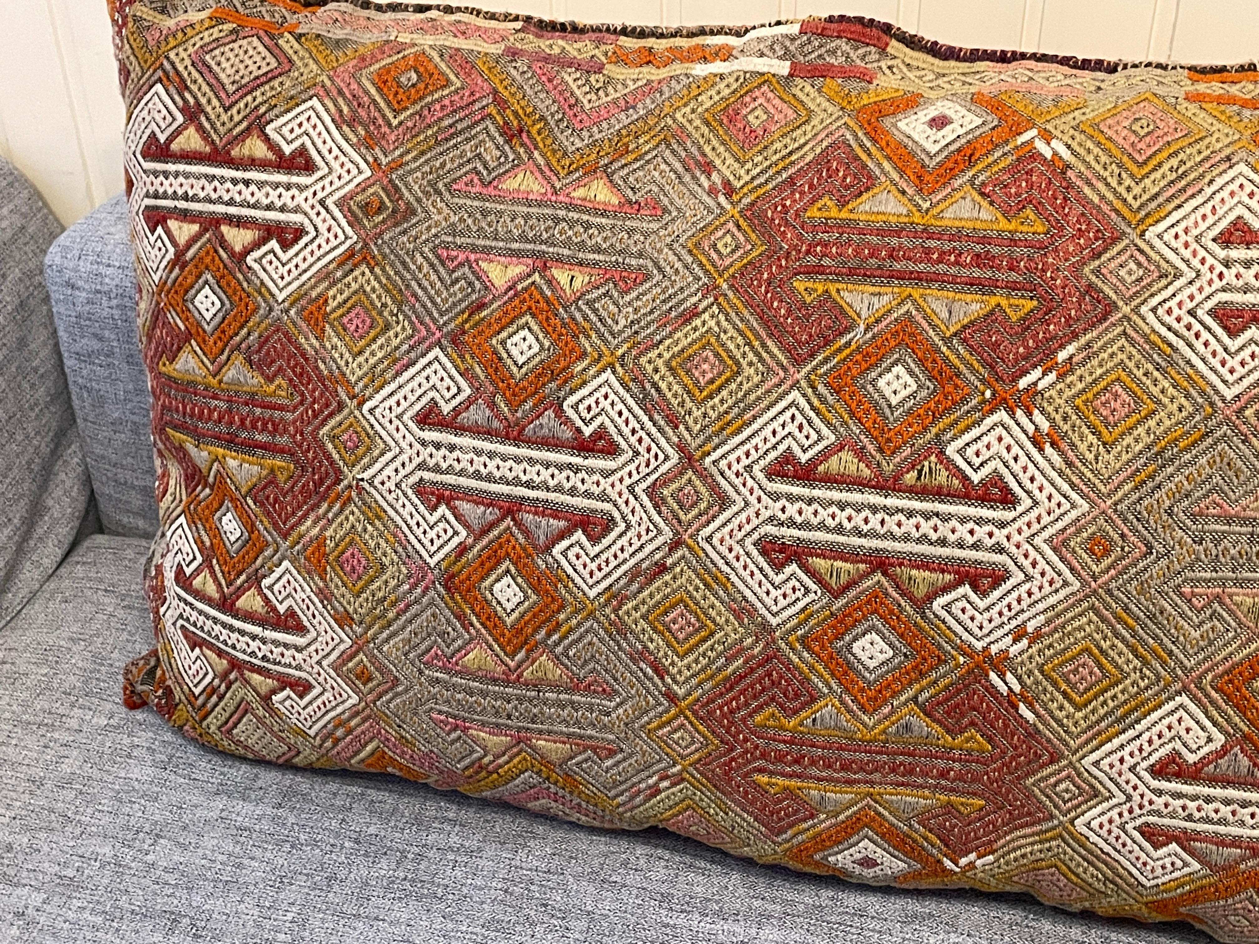 Laine Superbe grand coussin brodé de tapis ou sac à sel turc oriental gitan en vente