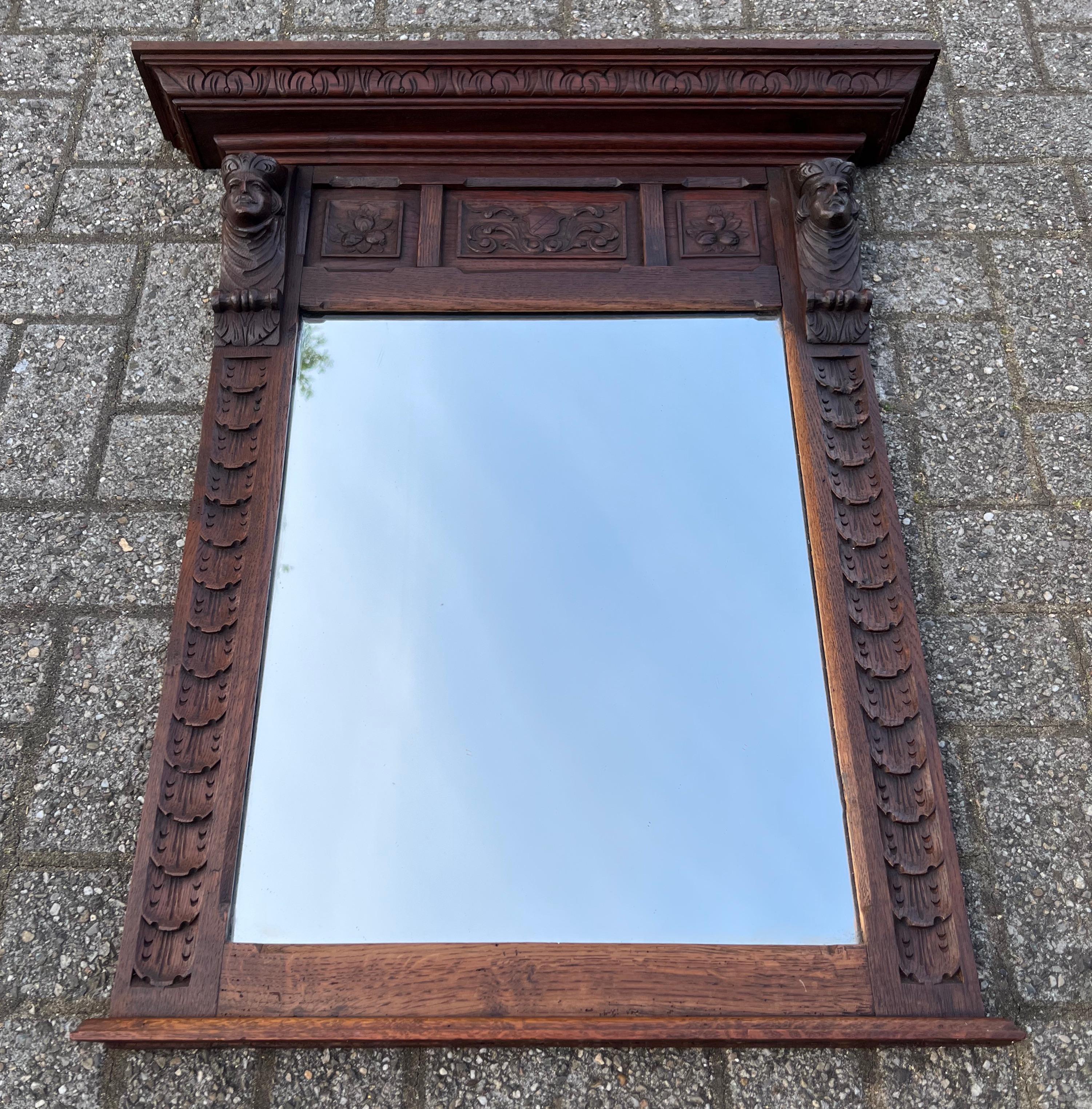 Intagliato a mano Stupendo grande specchio da parete in Oak olandese intagliato a mano con sculture di Lord, circa 1880 in vendita