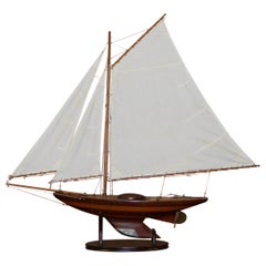 Superbe grande maquette de bateau en bois sculptée à la main avec gouvernail fonctionnel et grandes voiles