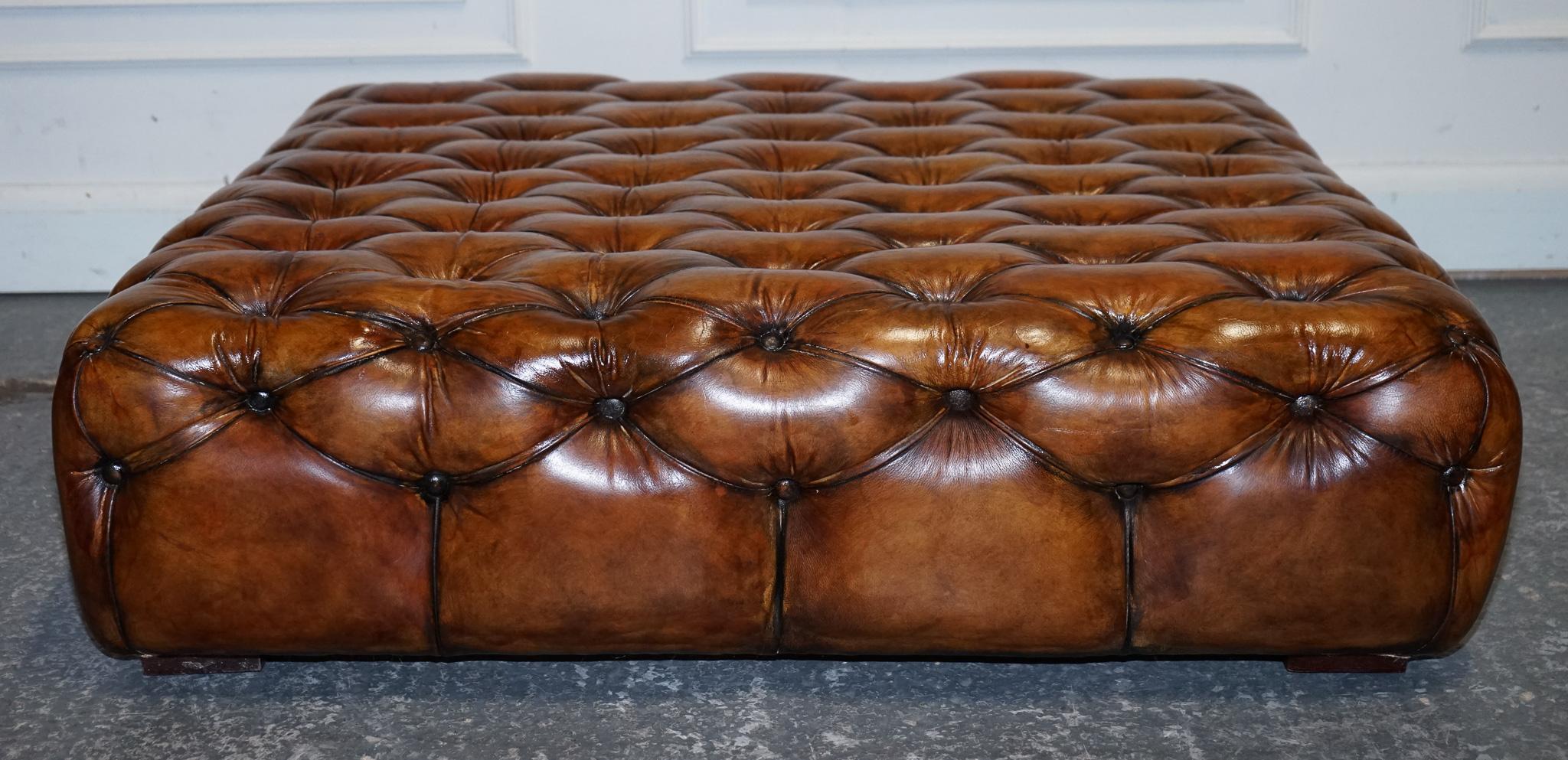 grand ottoman en cuir marron teint à la main de Chesterfield en vente 3