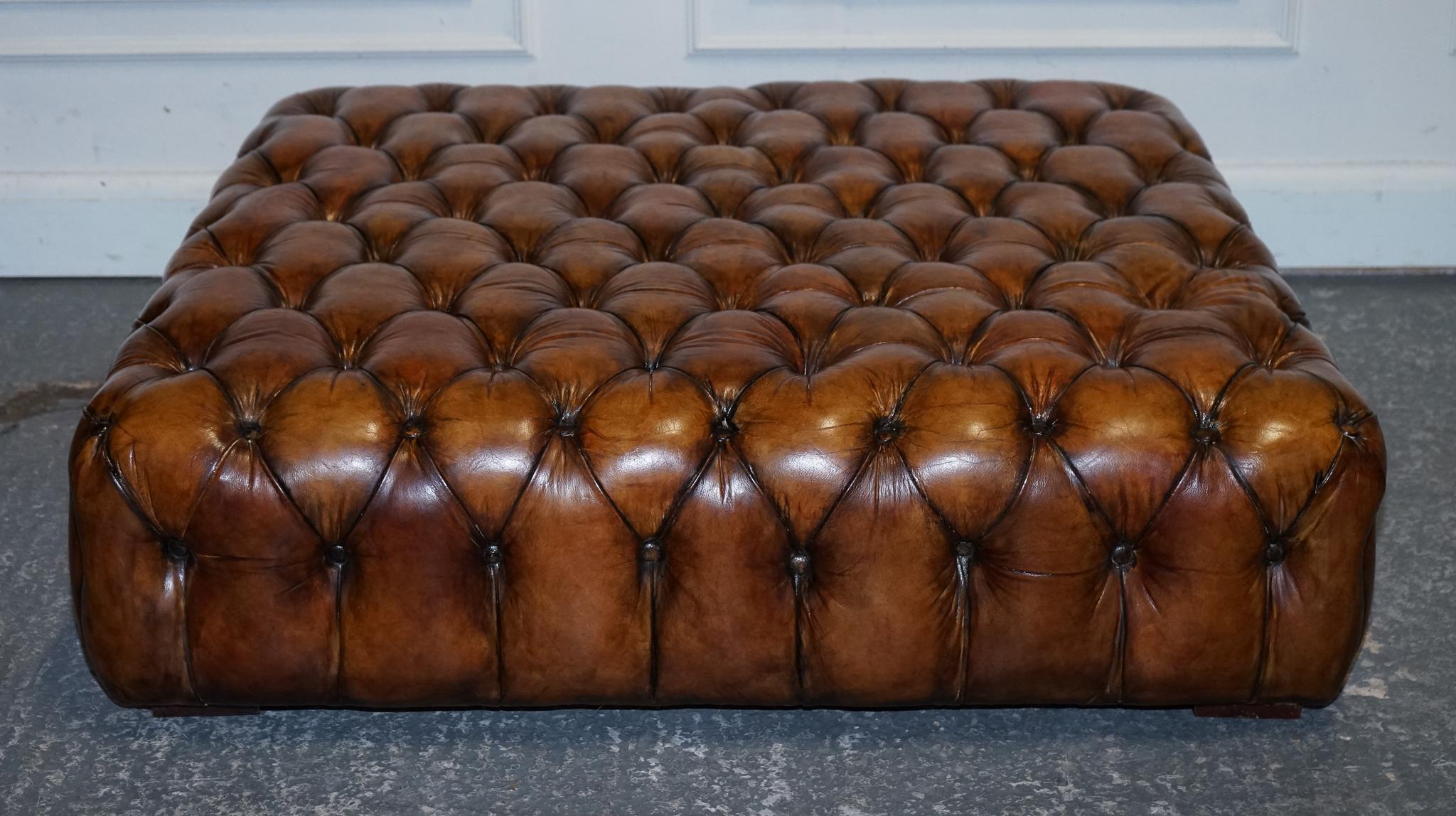 grand ottoman en cuir marron teint à la main de Chesterfield en vente 4