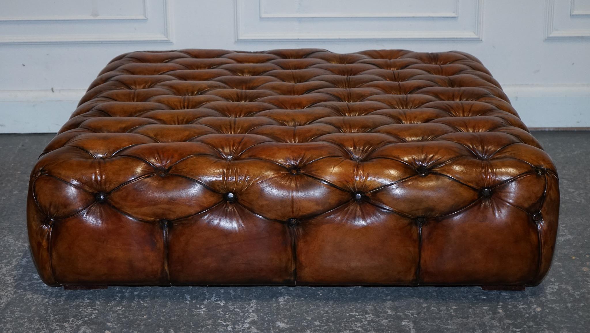 grand ottoman en cuir marron teint à la main de Chesterfield en vente 5