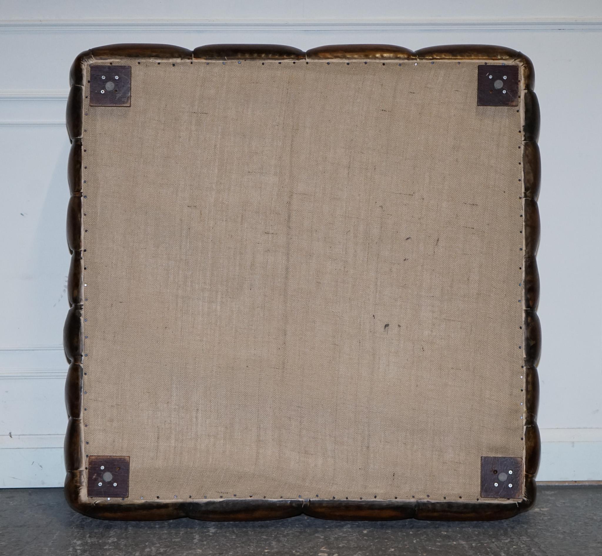 grand ottoman en cuir marron teint à la main de Chesterfield en vente 6