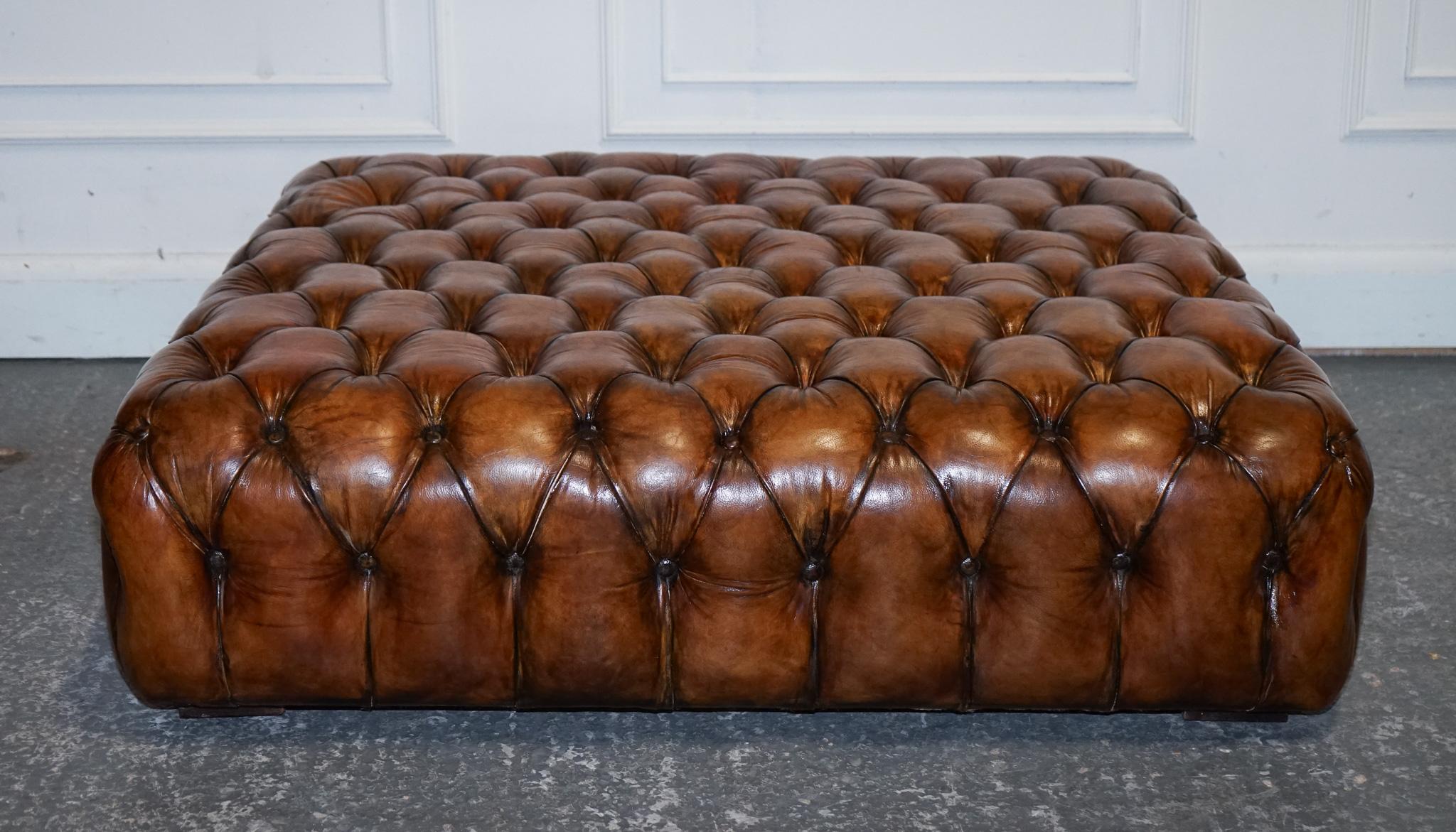 grand ottoman en cuir marron teint à la main de Chesterfield en vente 7