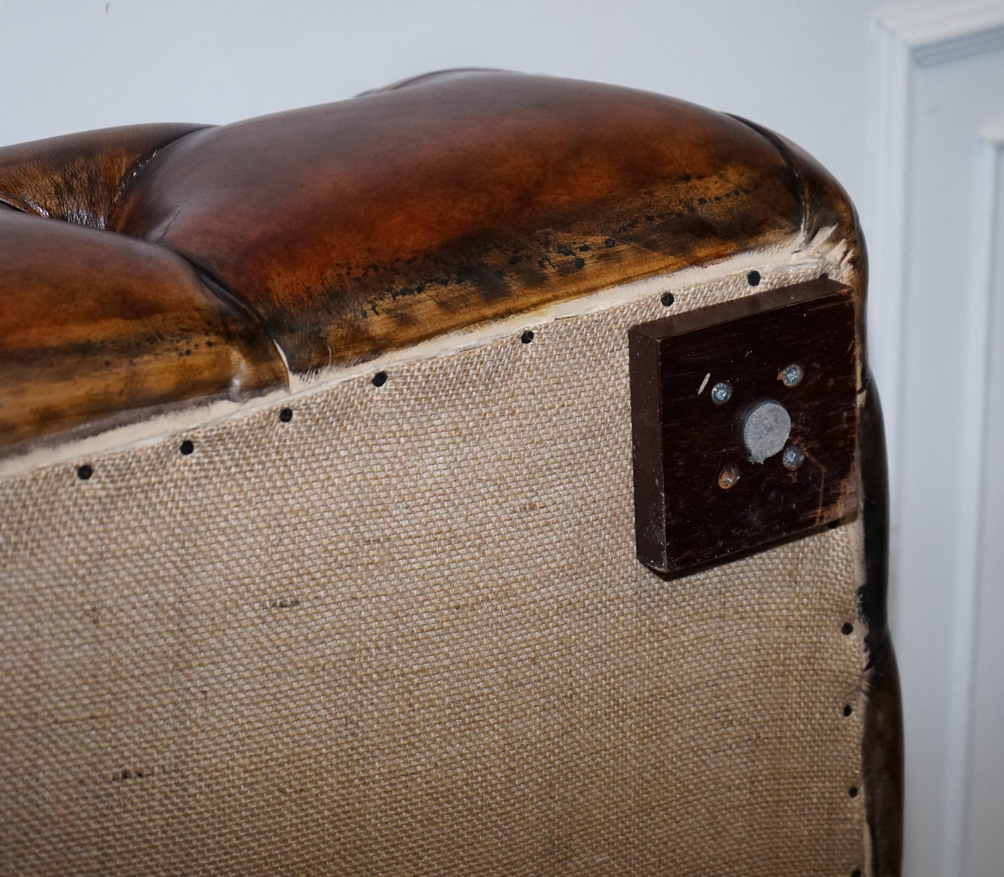 
Antiquités de Londres


Un grand pouf Chesterfield magnifiquement fabriqué, tapissé d'un riche cuir brun teinté à la main. Ses proportions généreuses, son boutonnage profond et son design touffeté classique lui confèrent une présence luxueuse, ce
