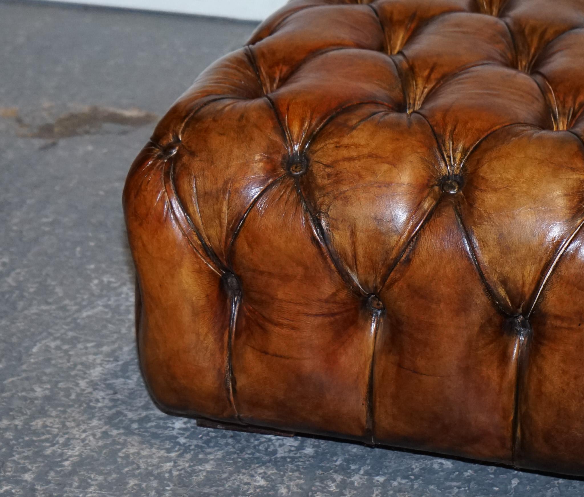 Britannique grand ottoman en cuir marron teint à la main de Chesterfield en vente