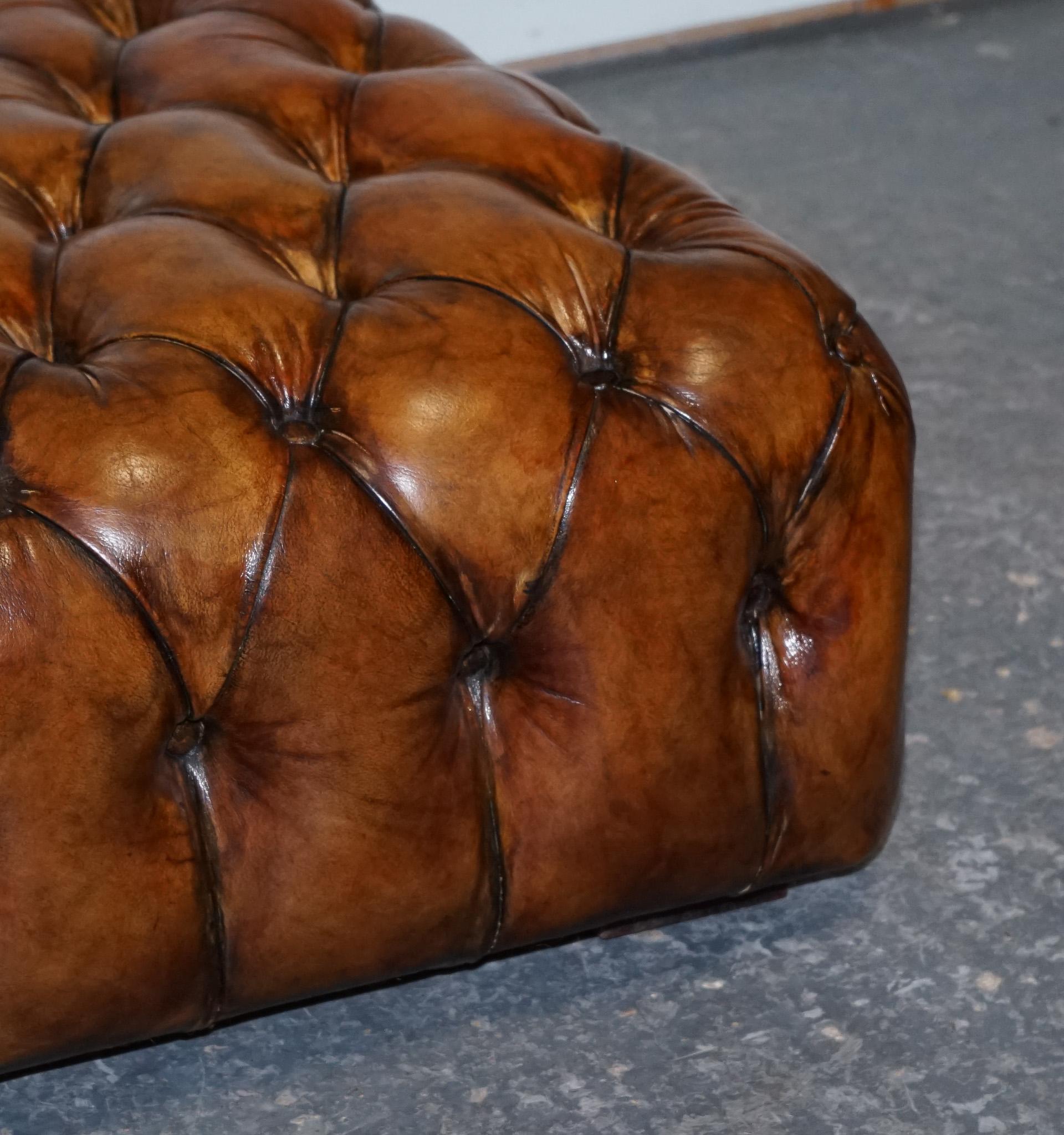 Fait main grand ottoman en cuir marron teint à la main de Chesterfield en vente