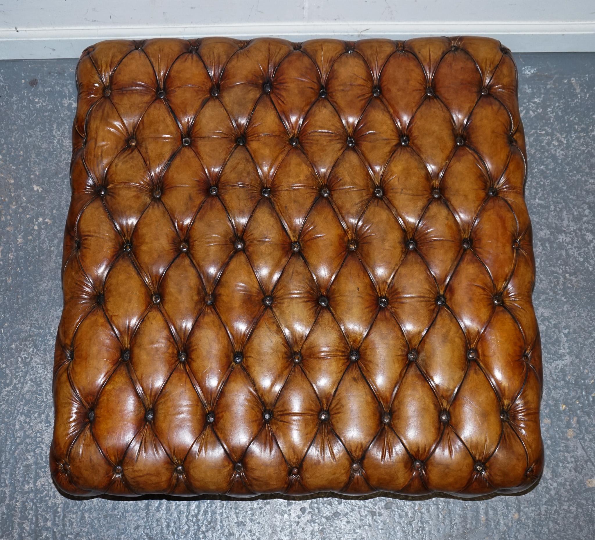 grand ottoman en cuir marron teint à la main de Chesterfield Bon état - En vente à Pulborough, GB