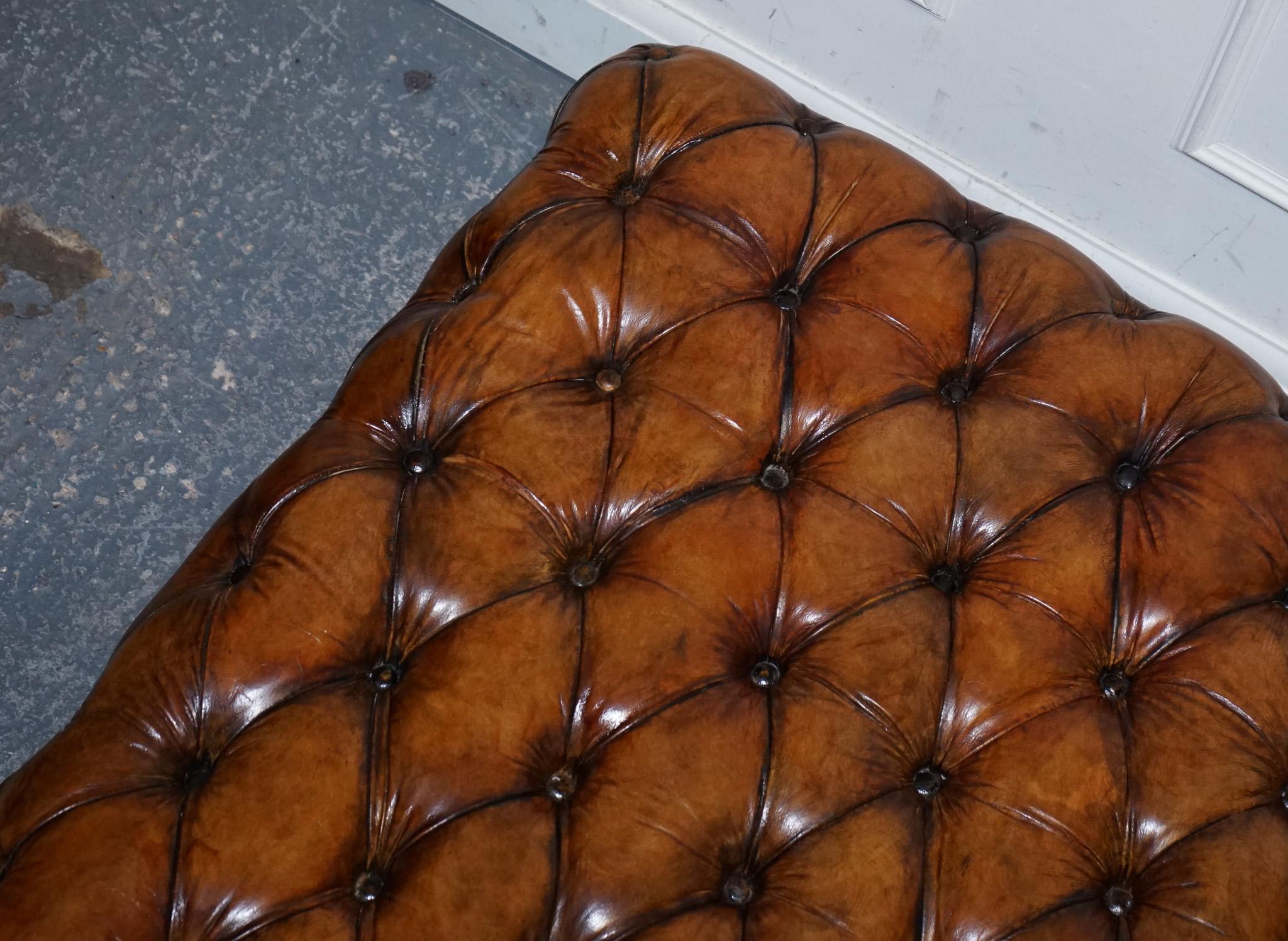 20ième siècle grand ottoman en cuir marron teint à la main de Chesterfield en vente
