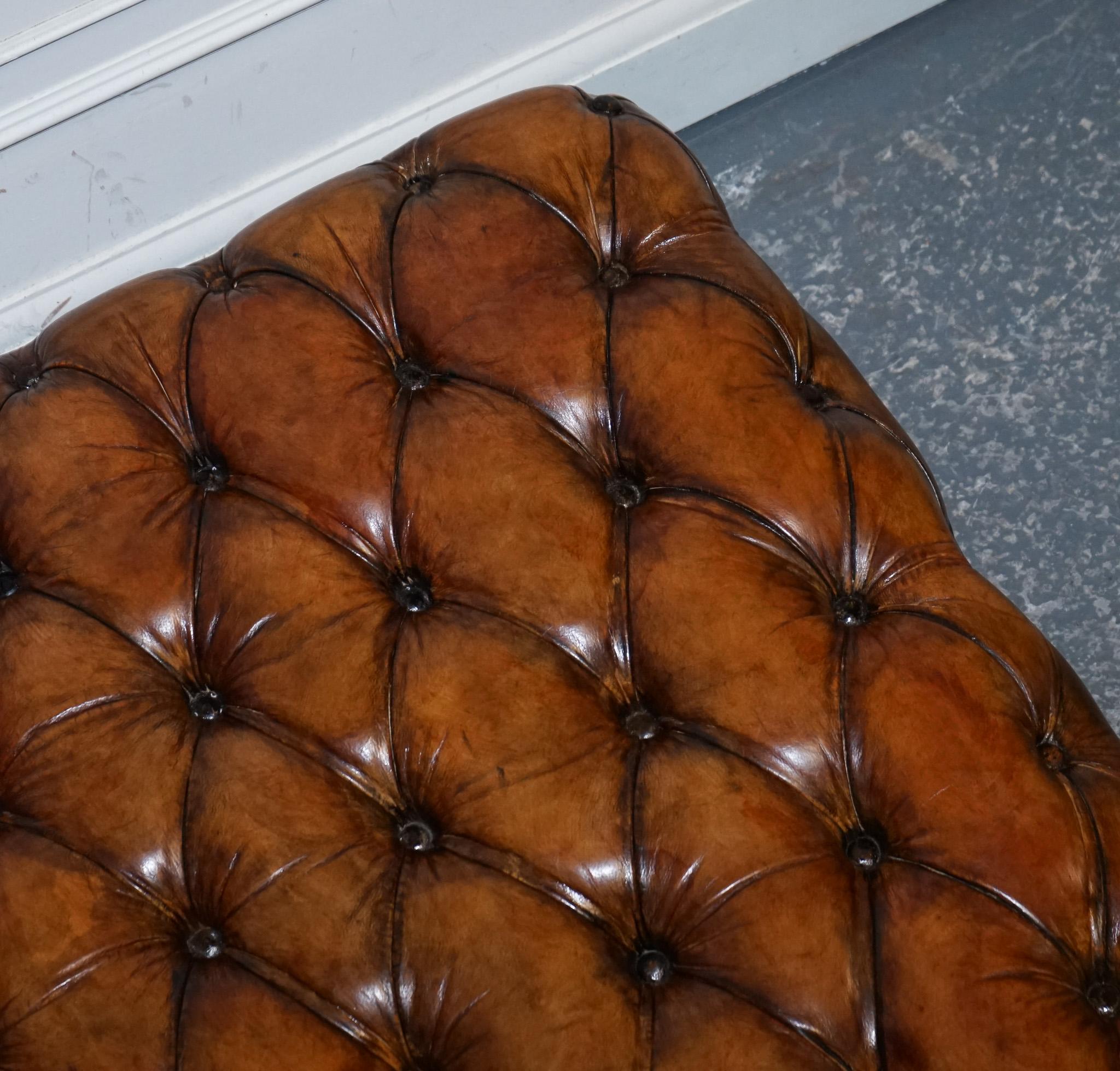 Cuir grand ottoman en cuir marron teint à la main de Chesterfield en vente