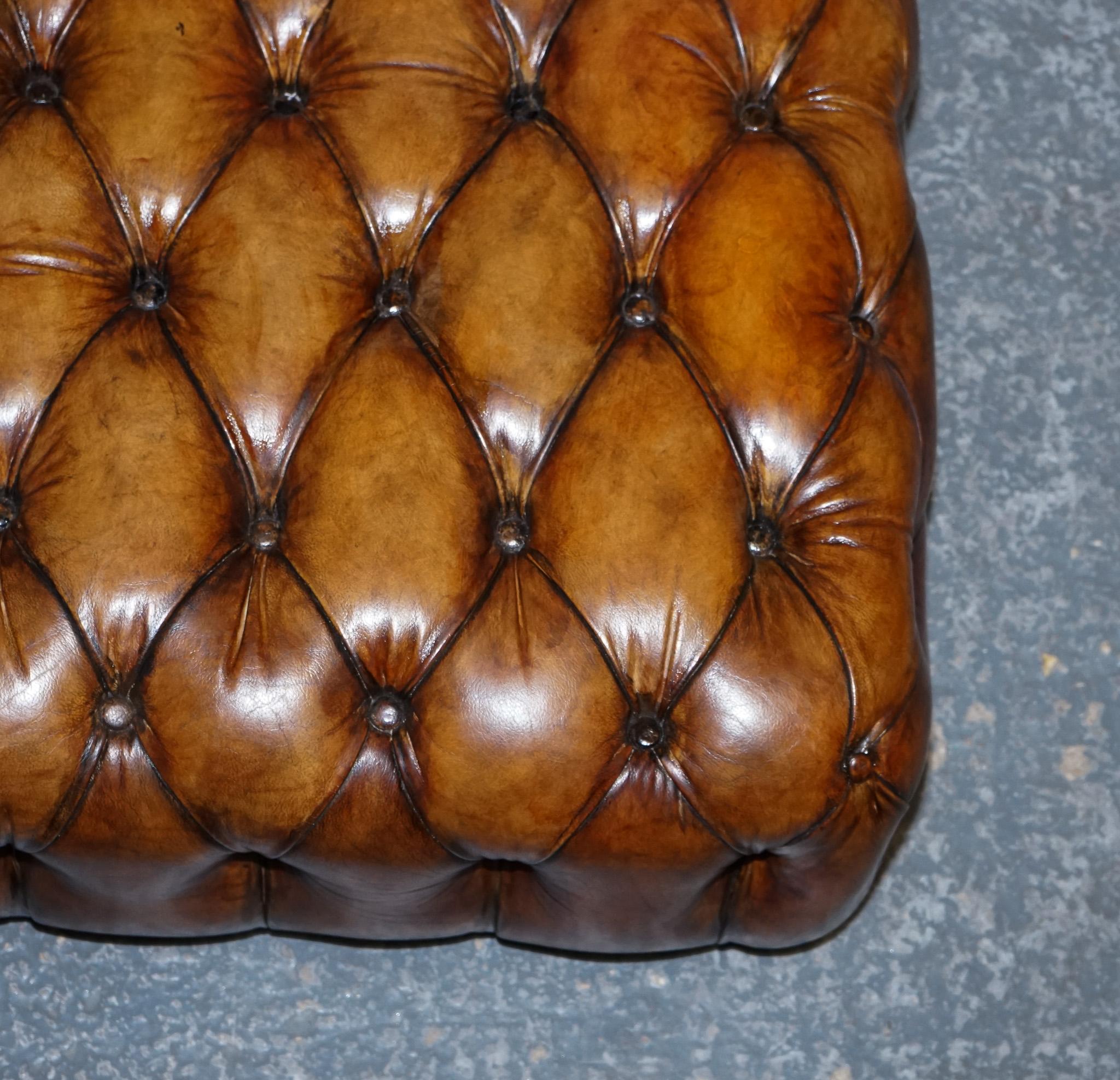 grand ottoman en cuir marron teint à la main de Chesterfield en vente 1