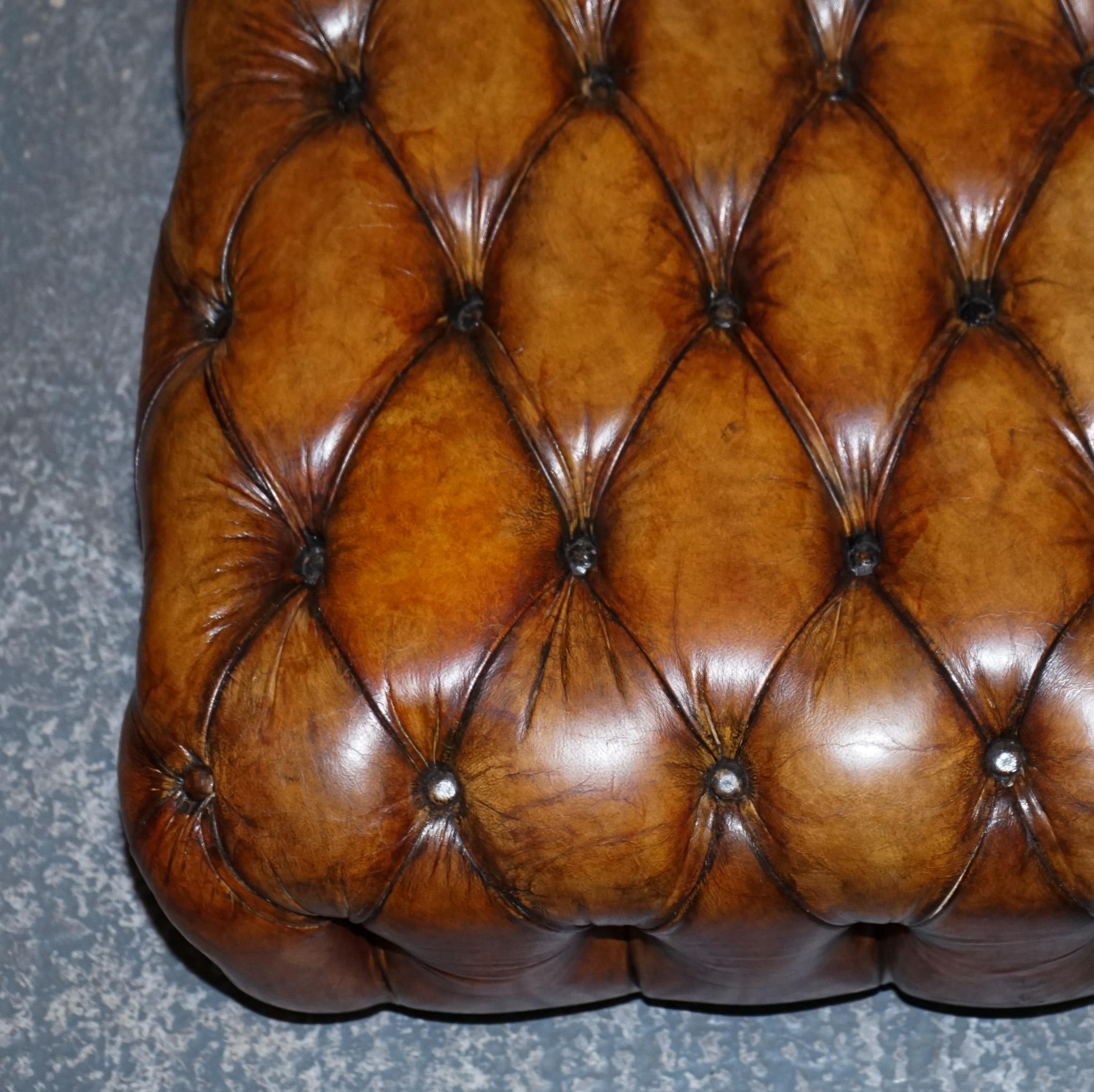 grand ottoman en cuir marron teint à la main de Chesterfield en vente 2