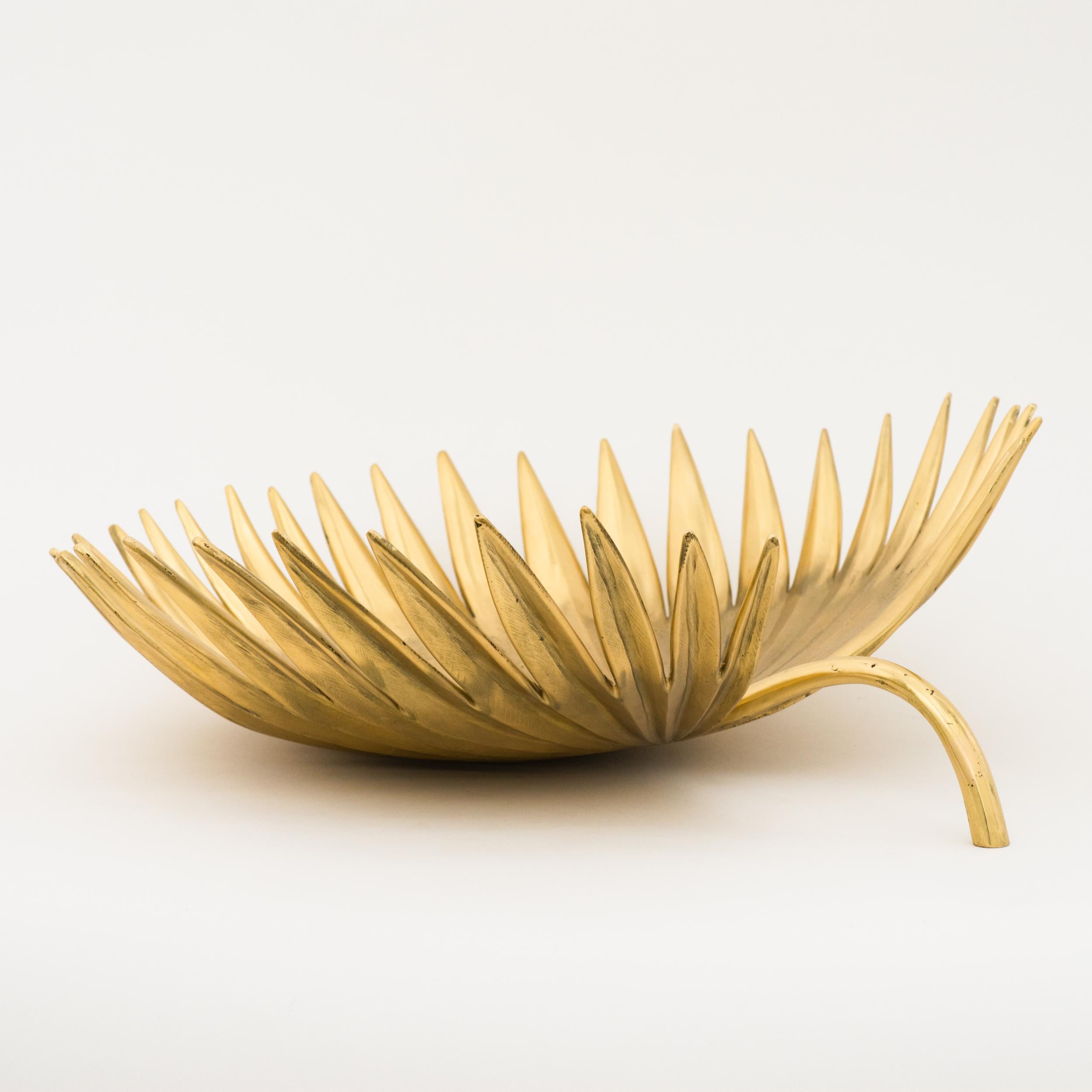 Handgefertigte dekorative Palmenblatt-Skulptur-Schale aus gegossenem Messing, groß (Organische Moderne) im Angebot