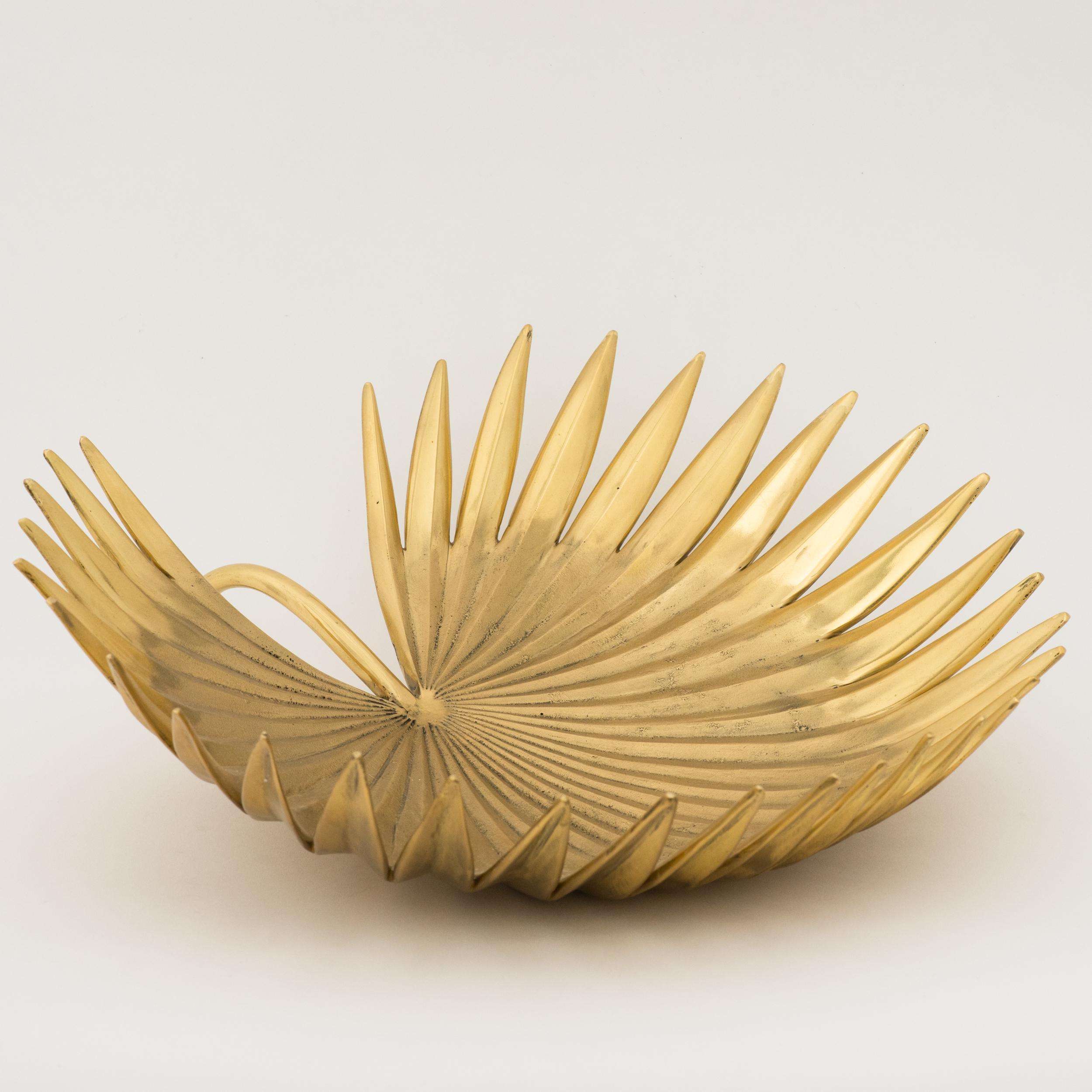 Laiton Sculpture décorative en laiton coulé, grand bol avec feuilles de palmier, fait à la main en vente