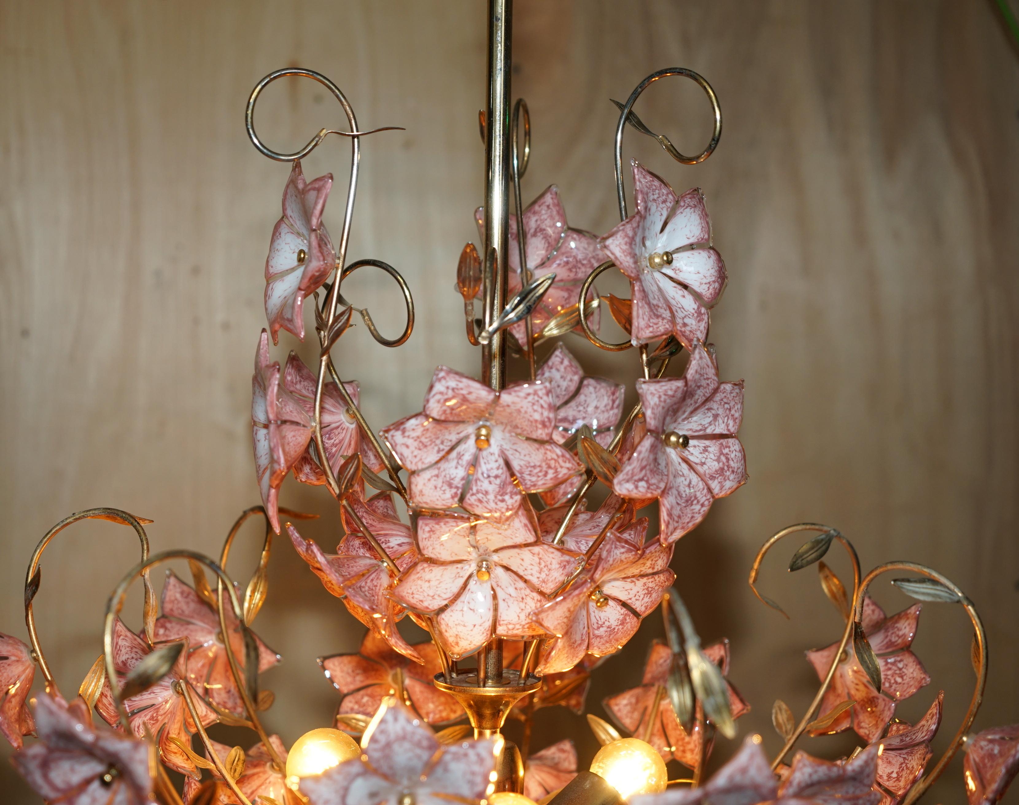 STUNNING LARGE ITALIAN MURANO ROSE GLASS MiD CENTURY MODERN FLORAL CHANDELIER In Good Condition For Sale In West Sussex, Pulborough