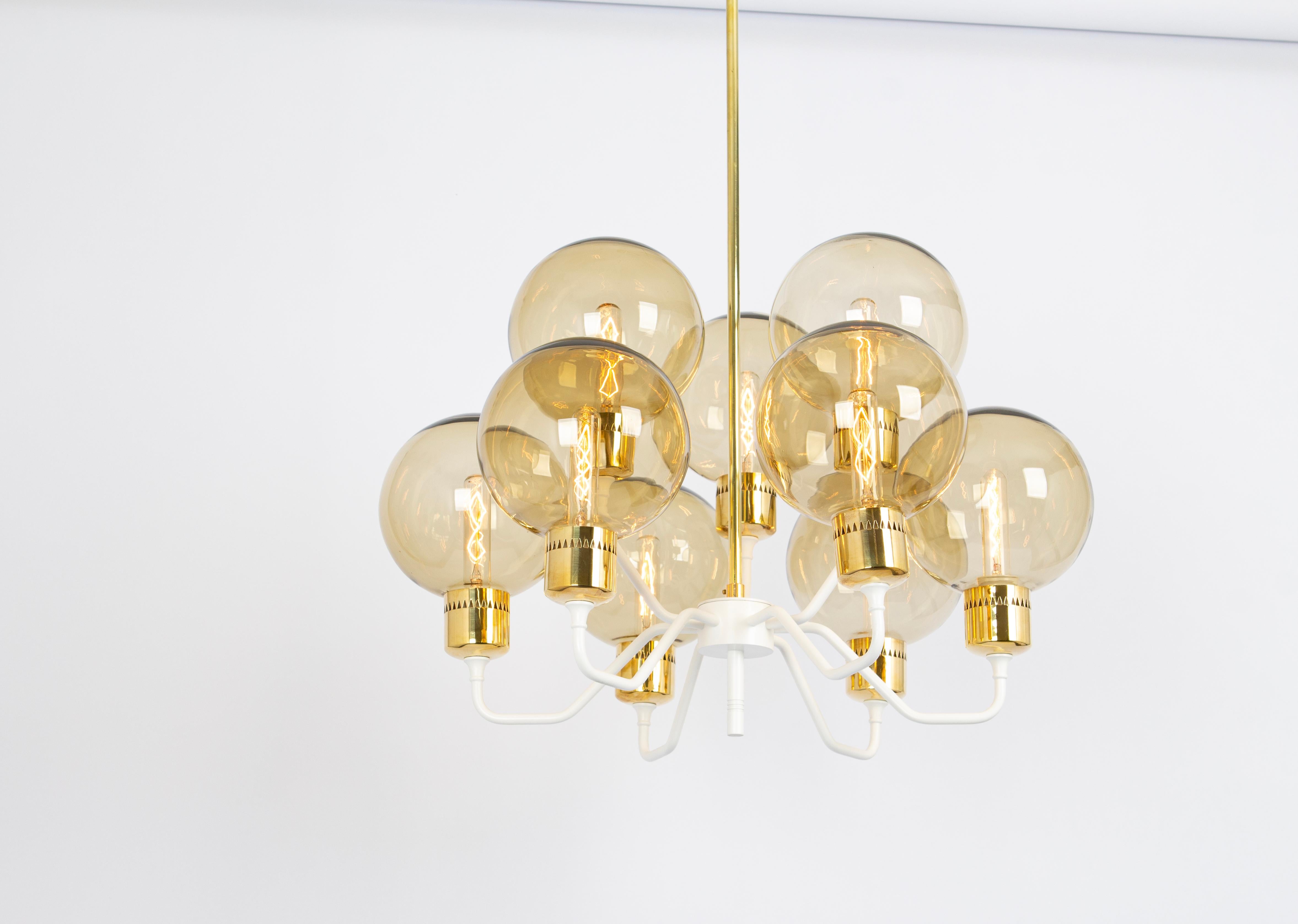Impresionante candelabro grande de metal y cristal ahumado, Hans-Agne Jakobsson, Suecia, 1970 Italiano en venta