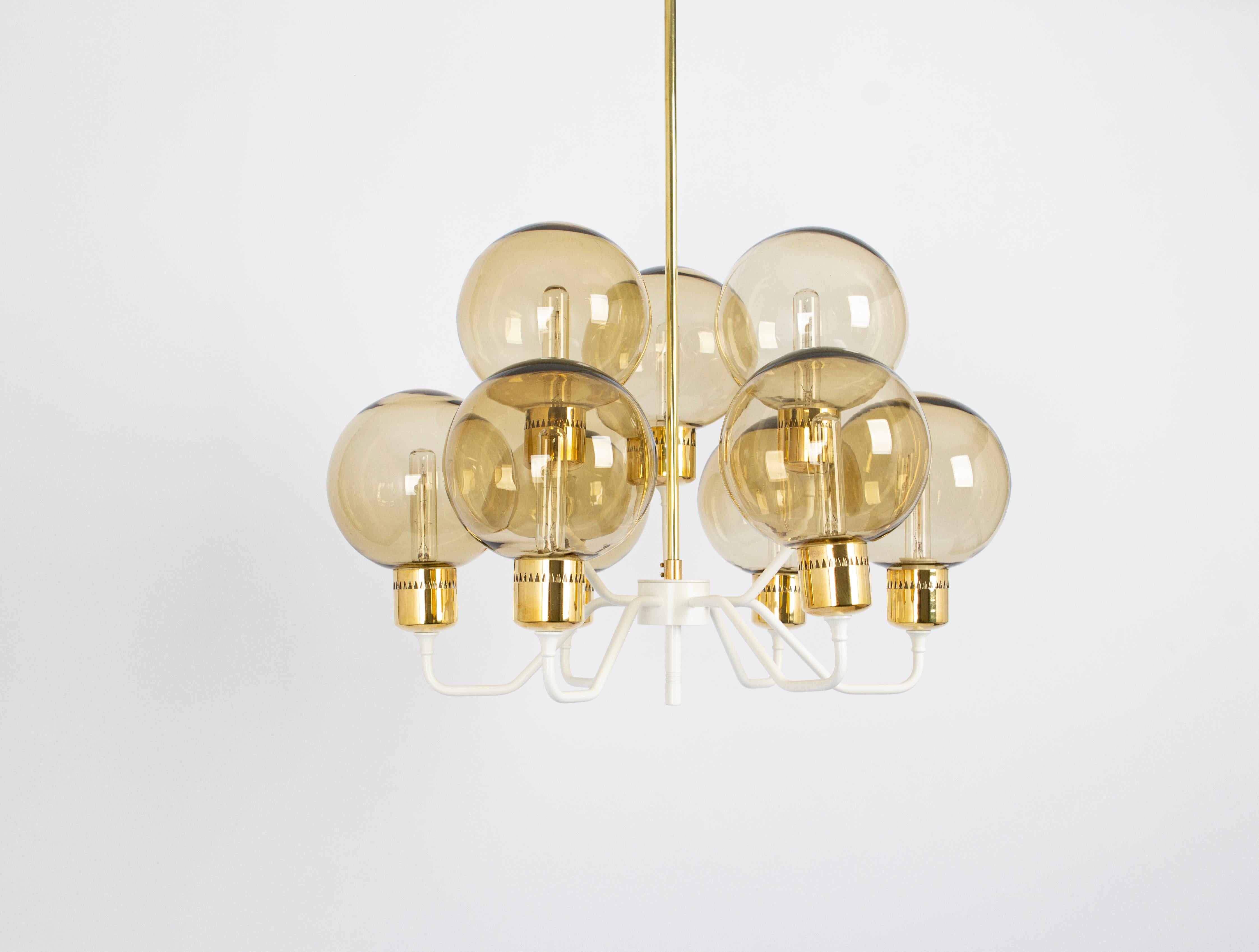 Impresionante candelabro grande de metal y cristal ahumado, Hans-Agne Jakobsson, Suecia, 1970 finales del siglo XX en venta