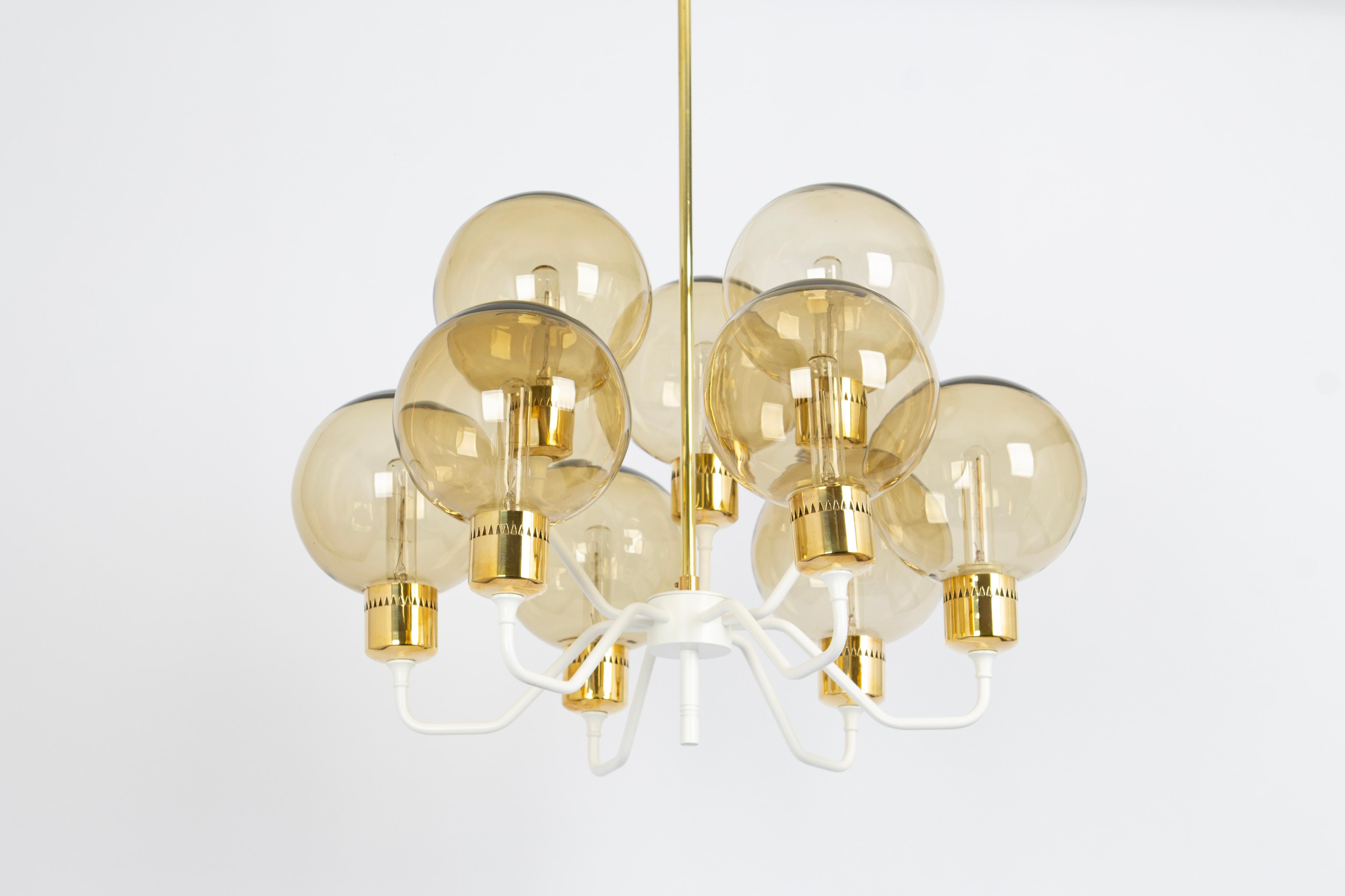Impresionante candelabro grande de metal y cristal ahumado, Hans-Agne Jakobsson, Suecia, 1970 Latón en venta