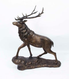 Superbe sculpture monumentale en bronze représentant un cerf