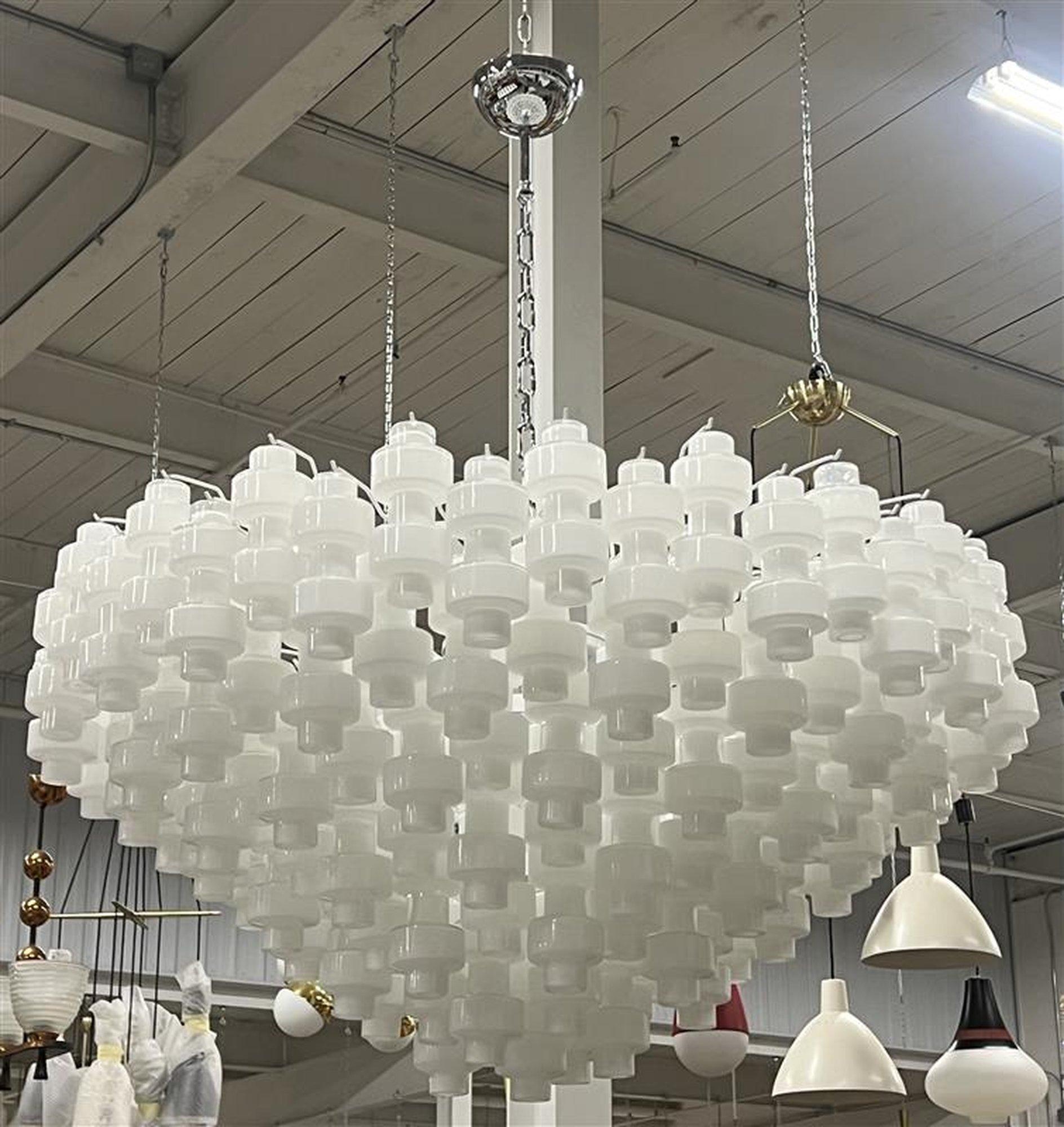 Stunning Large Murano Barbell Chandelier  In New Condition For Sale In Red Lion, PA