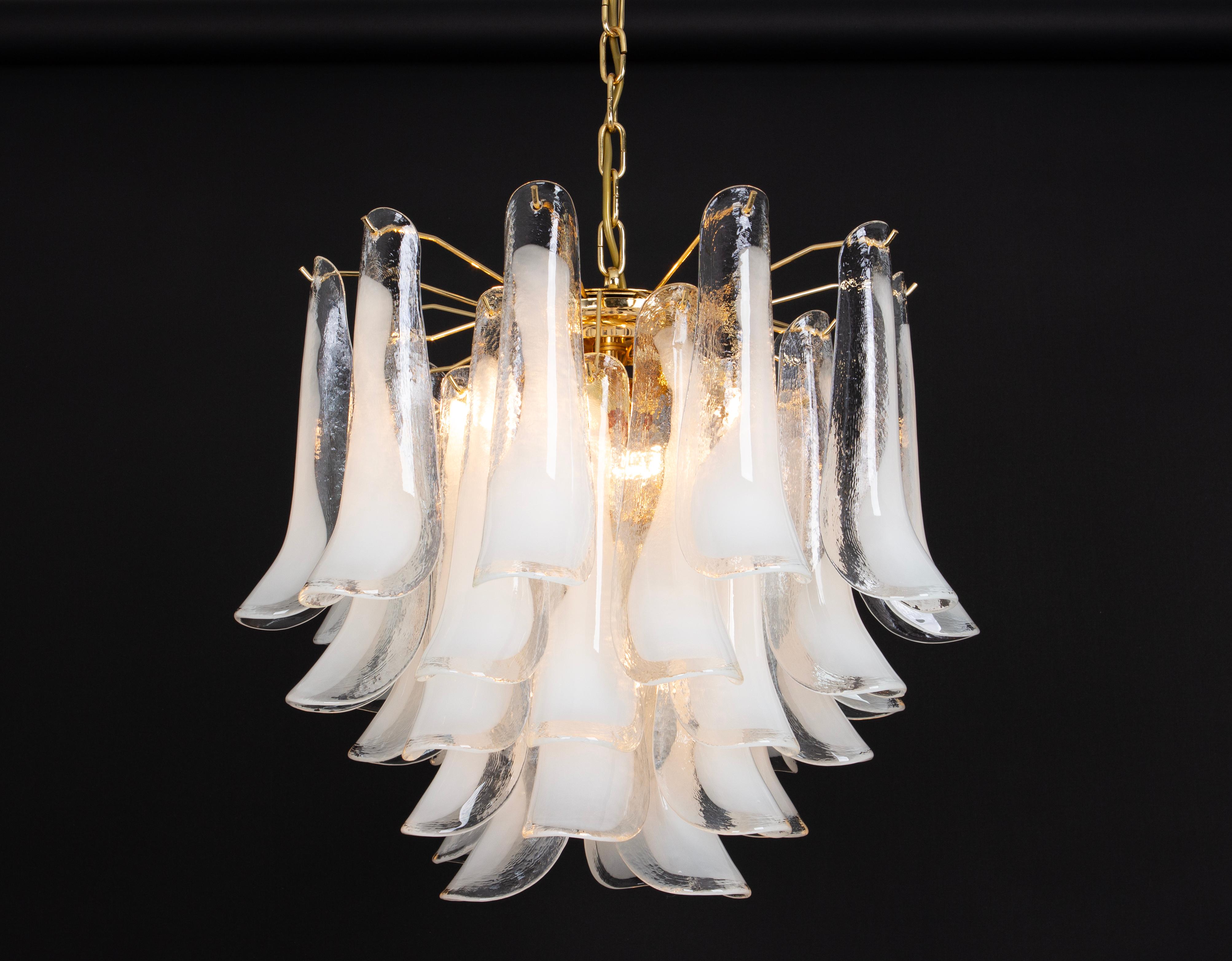 Stupefacente lampadario a petali in vetro di Murano, Italia, anni '80 3